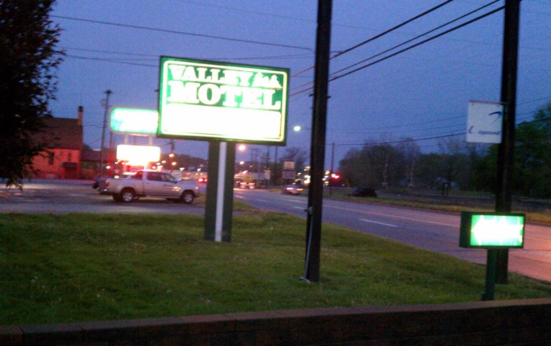 Valley Motel Pittsburgh view 3