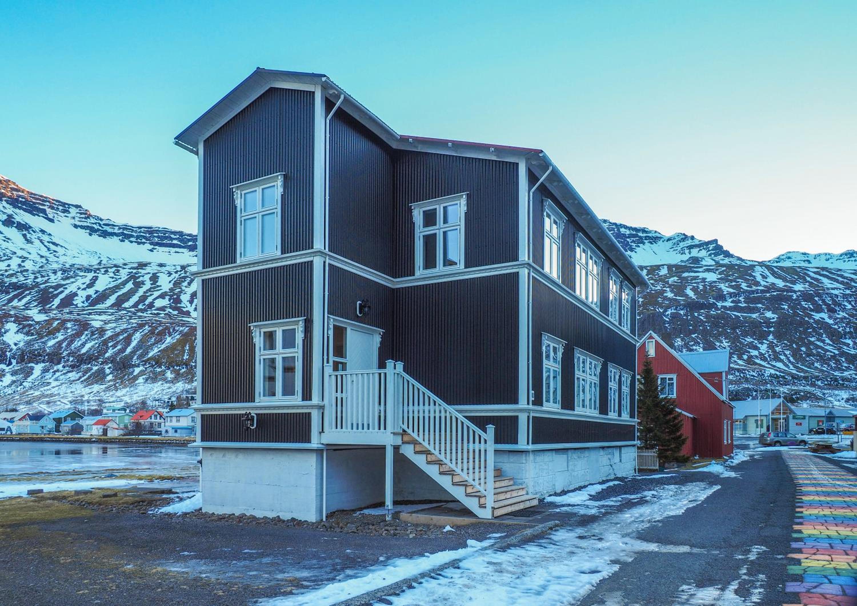 Við Lónið Guesthouse