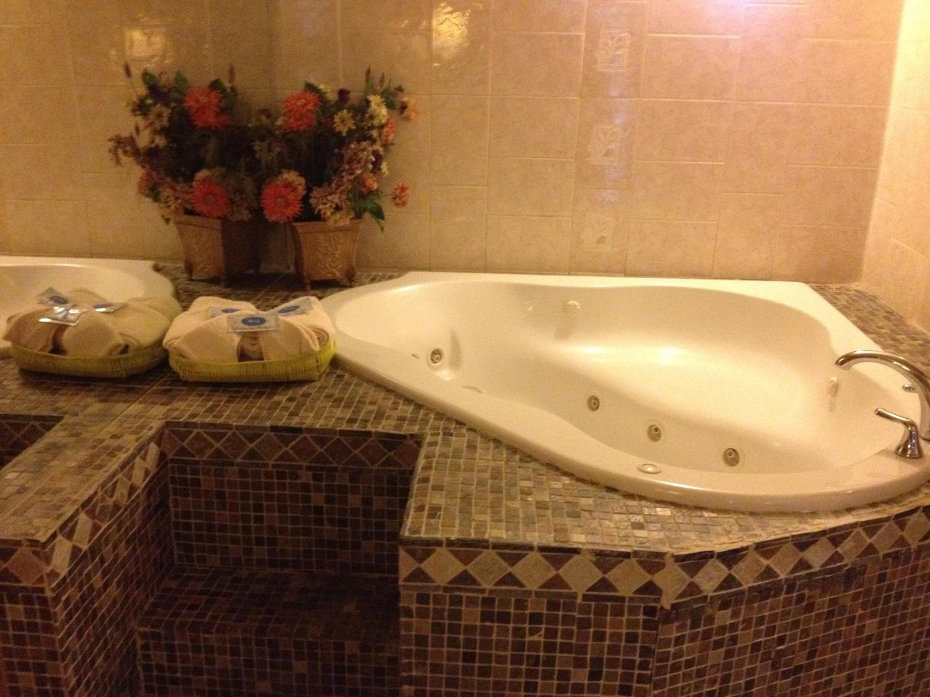 Lawrence Vacations - Virginia Inn - Property Image 11