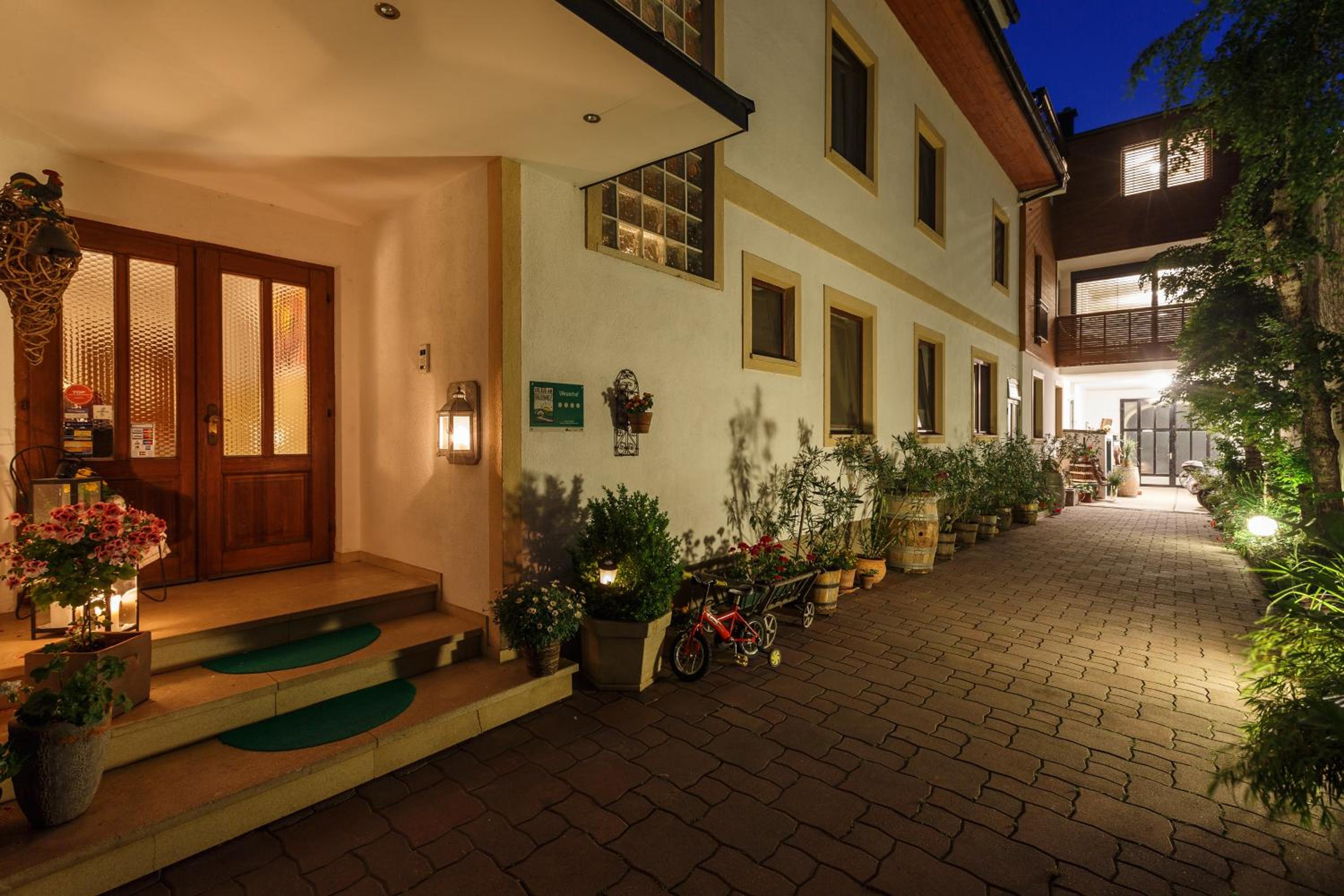 Pension Julia & Haus Elisabeth - Wallner's Hofheuriger & Weinhof