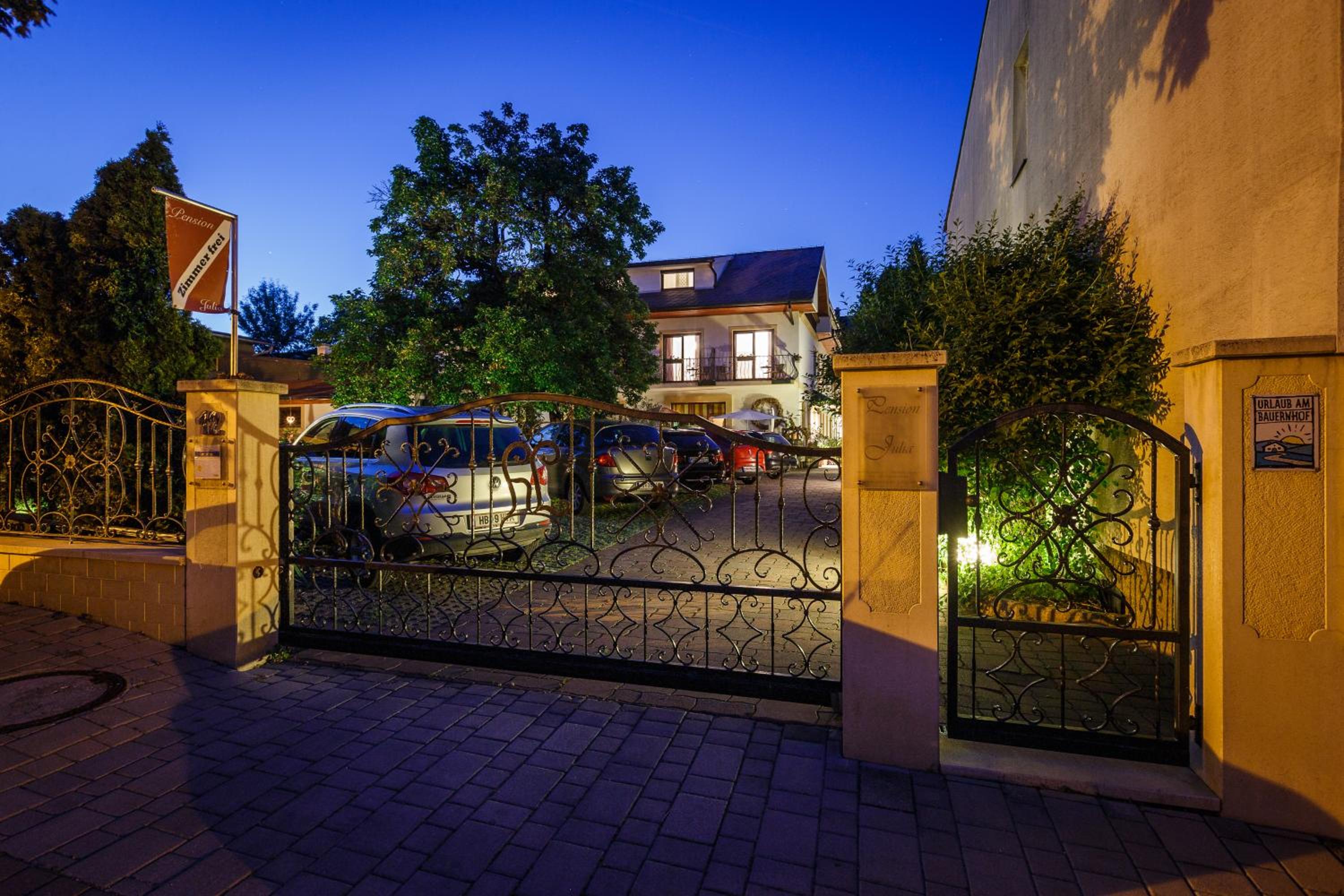 Pension Julia & Haus Elisabeth - Wallner's Hofheuriger & Weinhof