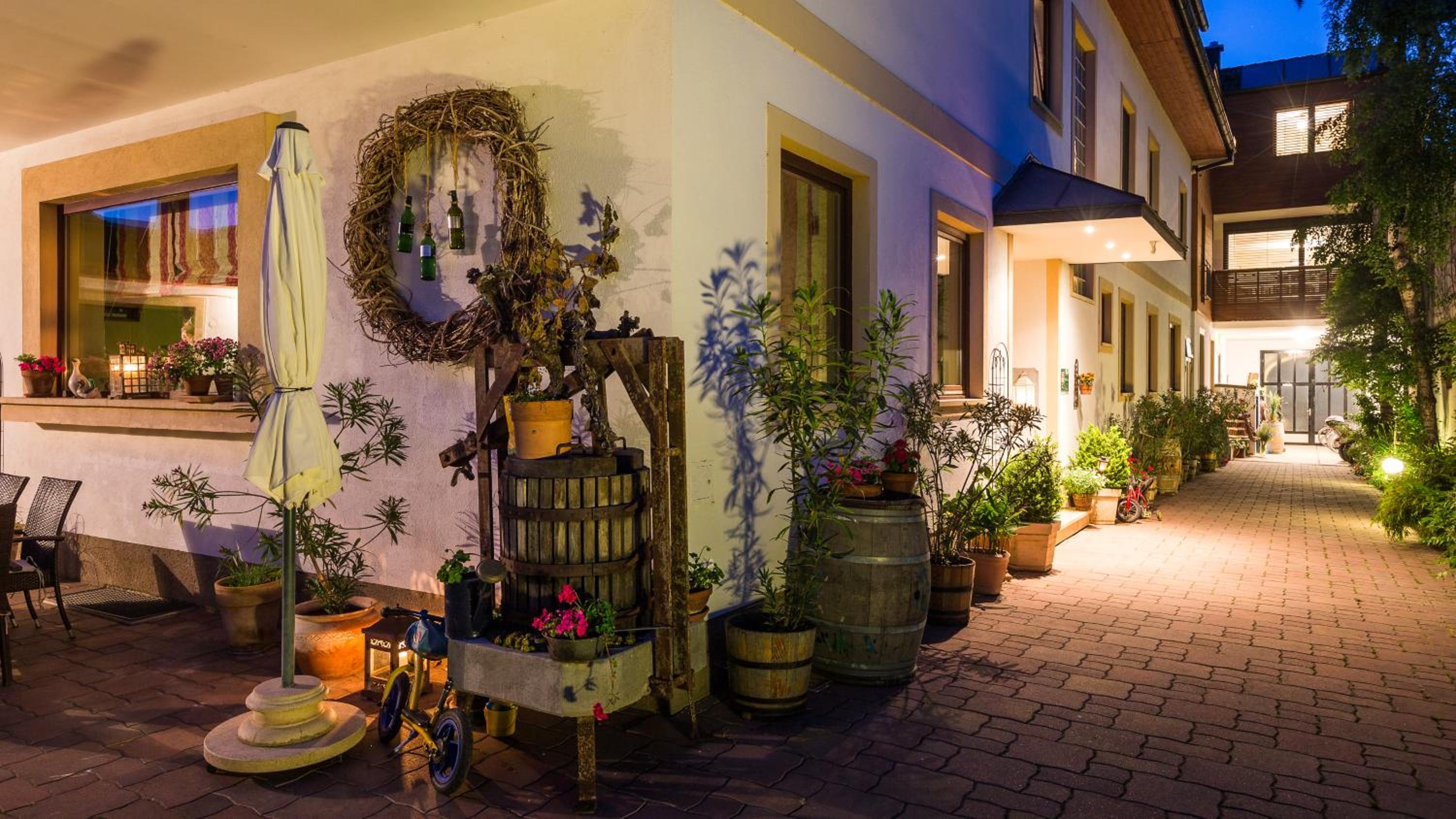 Pension Julia & Haus Elisabeth - Wallner's Hofheuriger & Weinhof