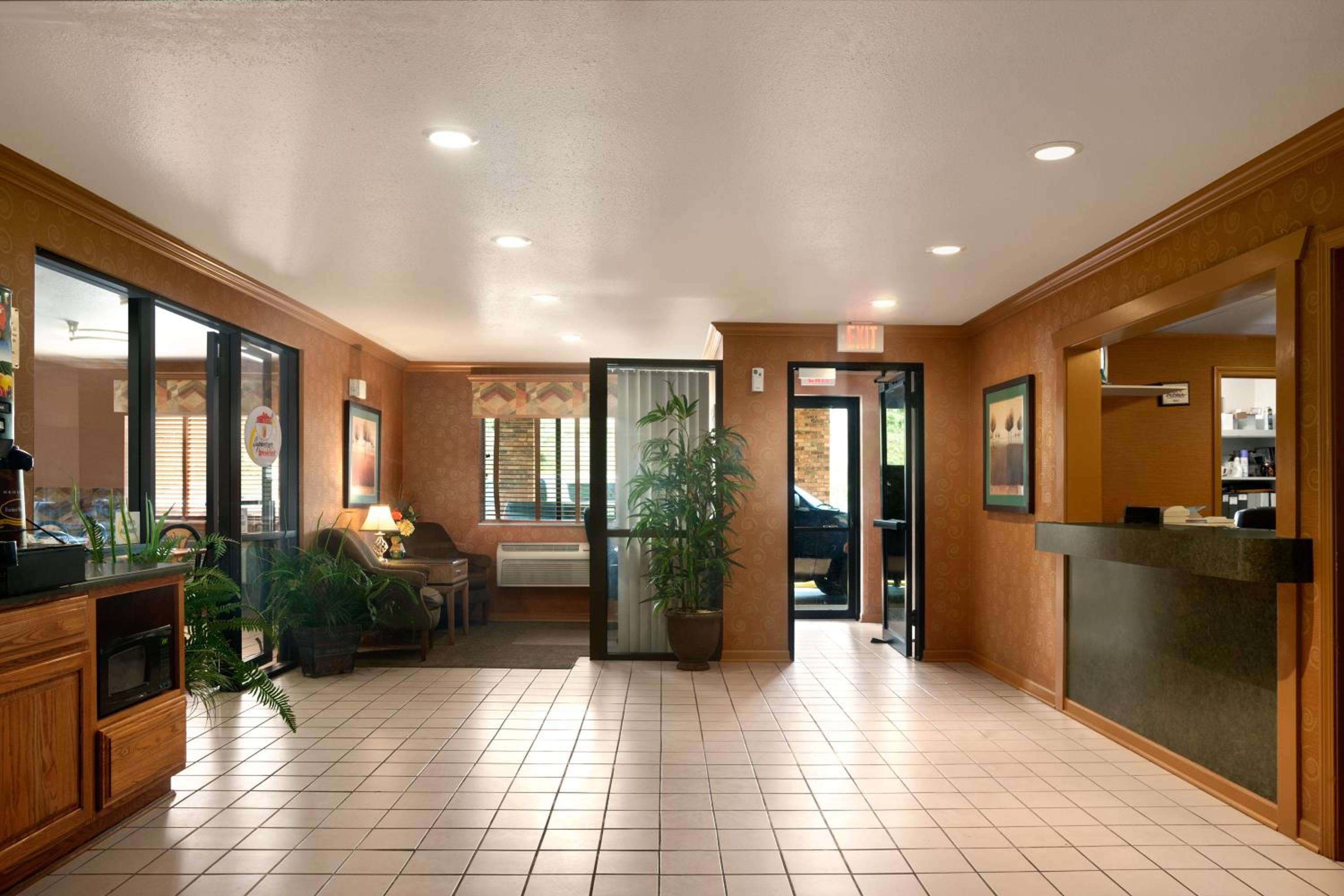 Peoria Vacations - Super 8 by Wyndham Peoria East - Property Image 10