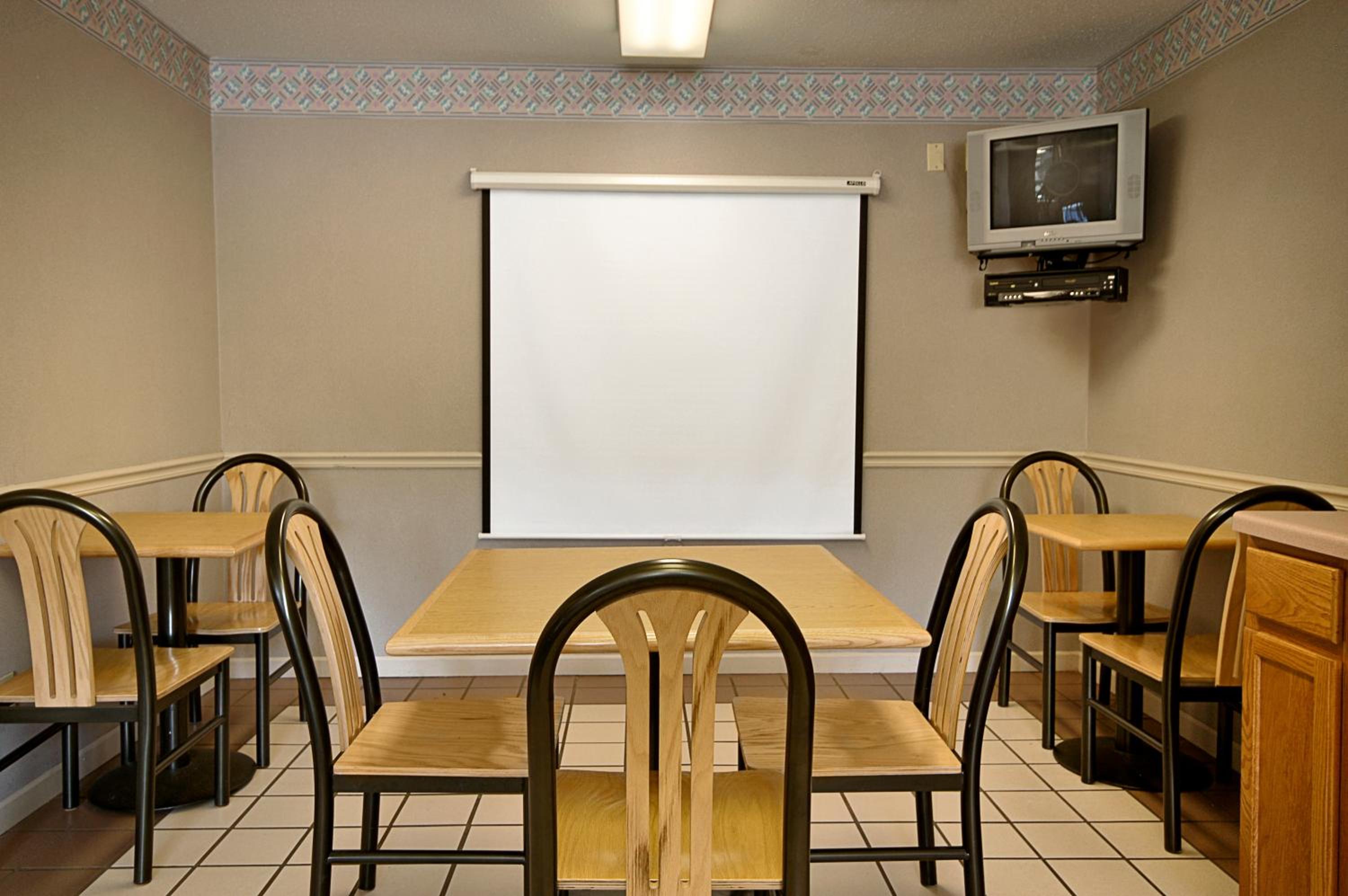 Peoria Vacations - Super 8 by Wyndham Peoria East - Property Image 12