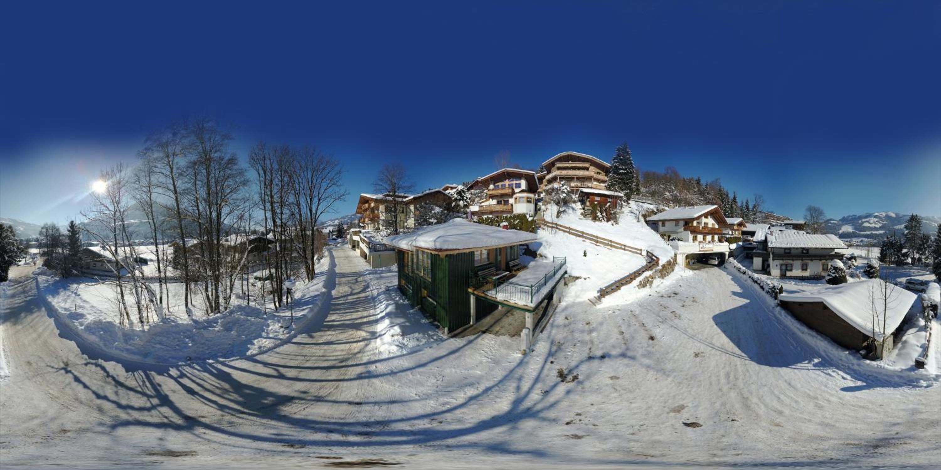 Modernes Chalet mit Terrasse und Parkplatz in den Alpen