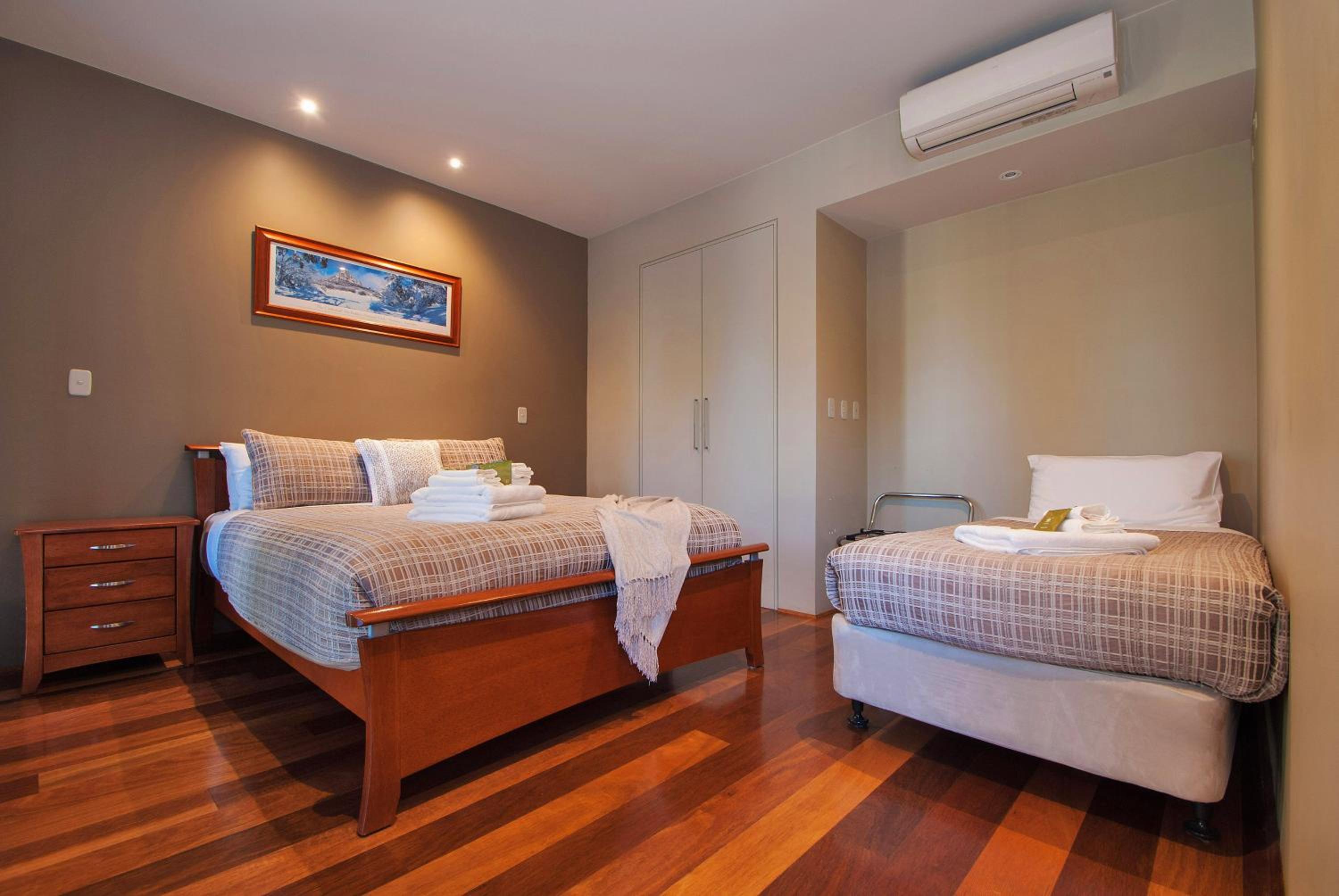 Centenary Peaks Riverview Townhouses Bright