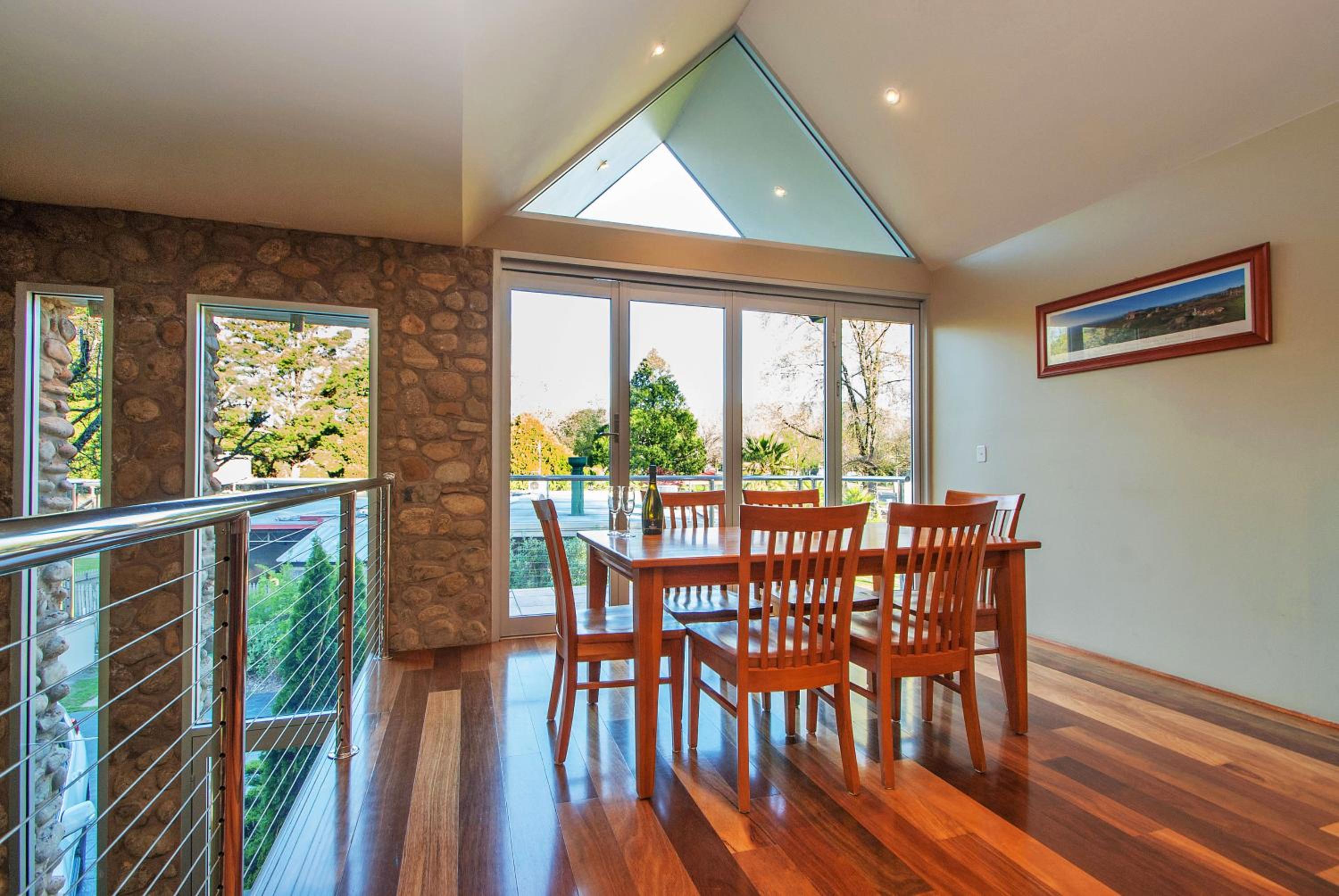 Centenary Peaks Riverview Townhouses Bright