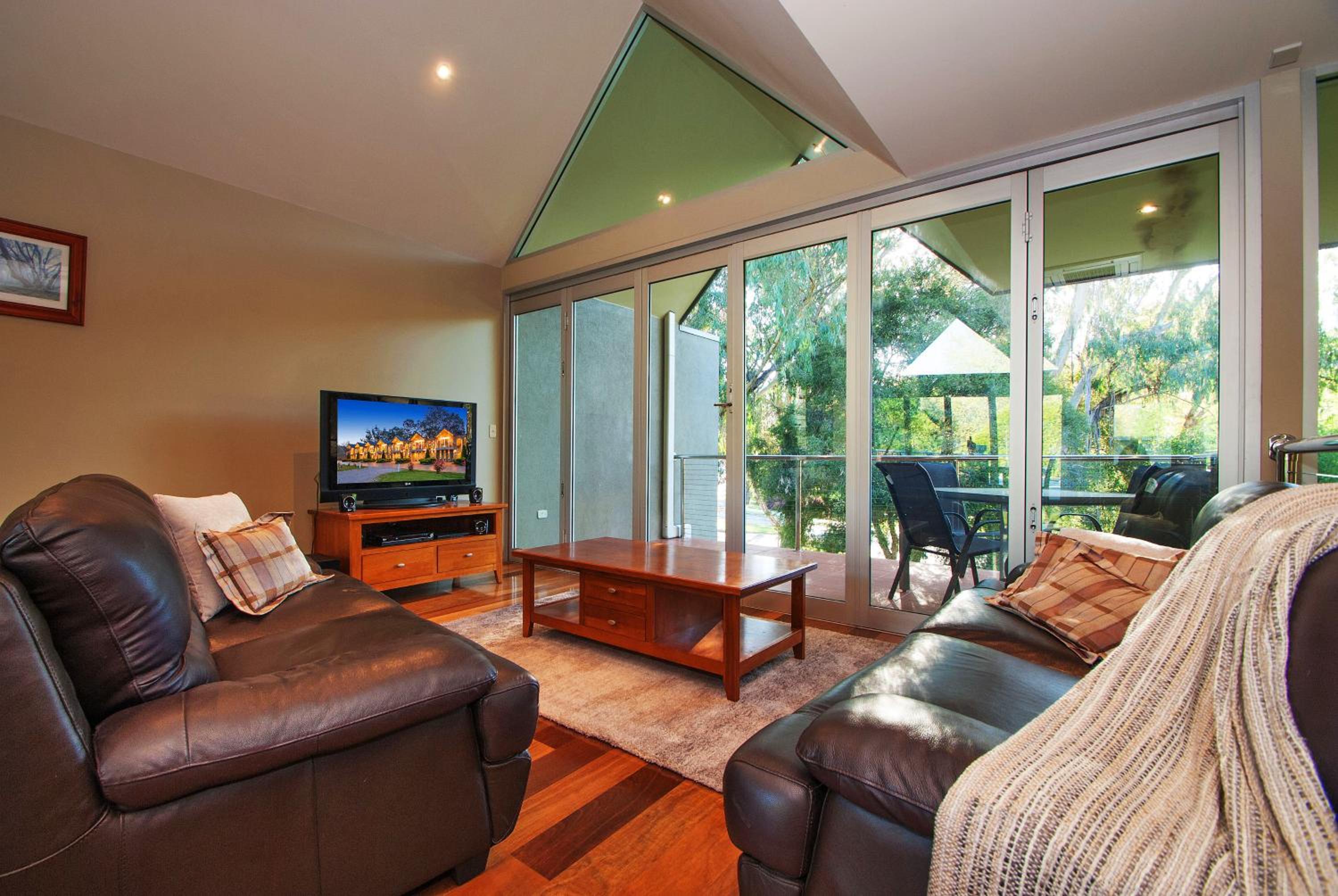 Centenary Peaks Riverview Townhouses Bright