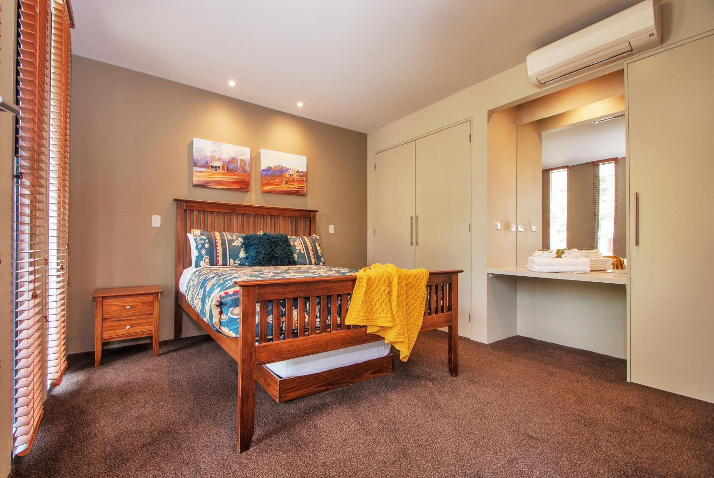 Centenary Peaks Riverview Townhouses Bright