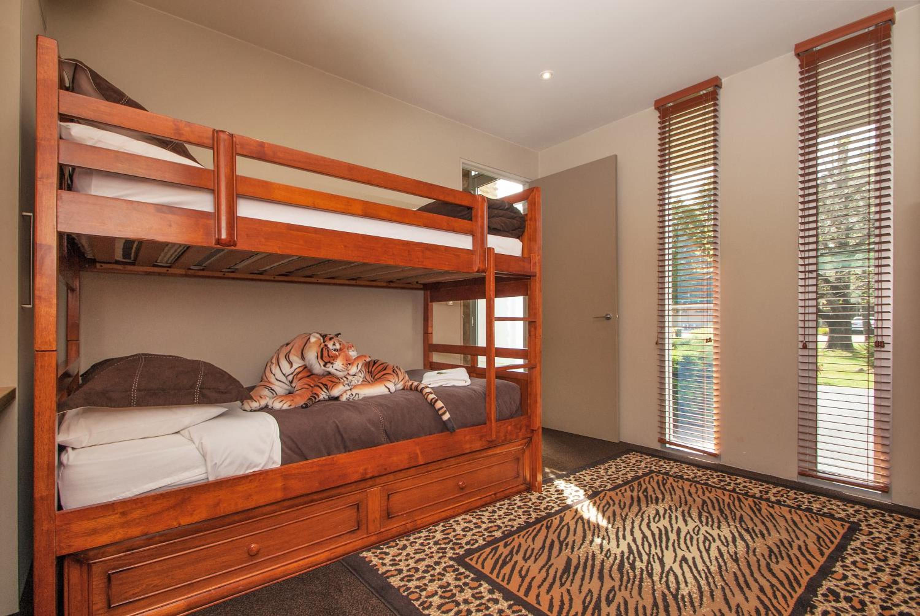 Centenary Peaks Riverview Townhouses Bright