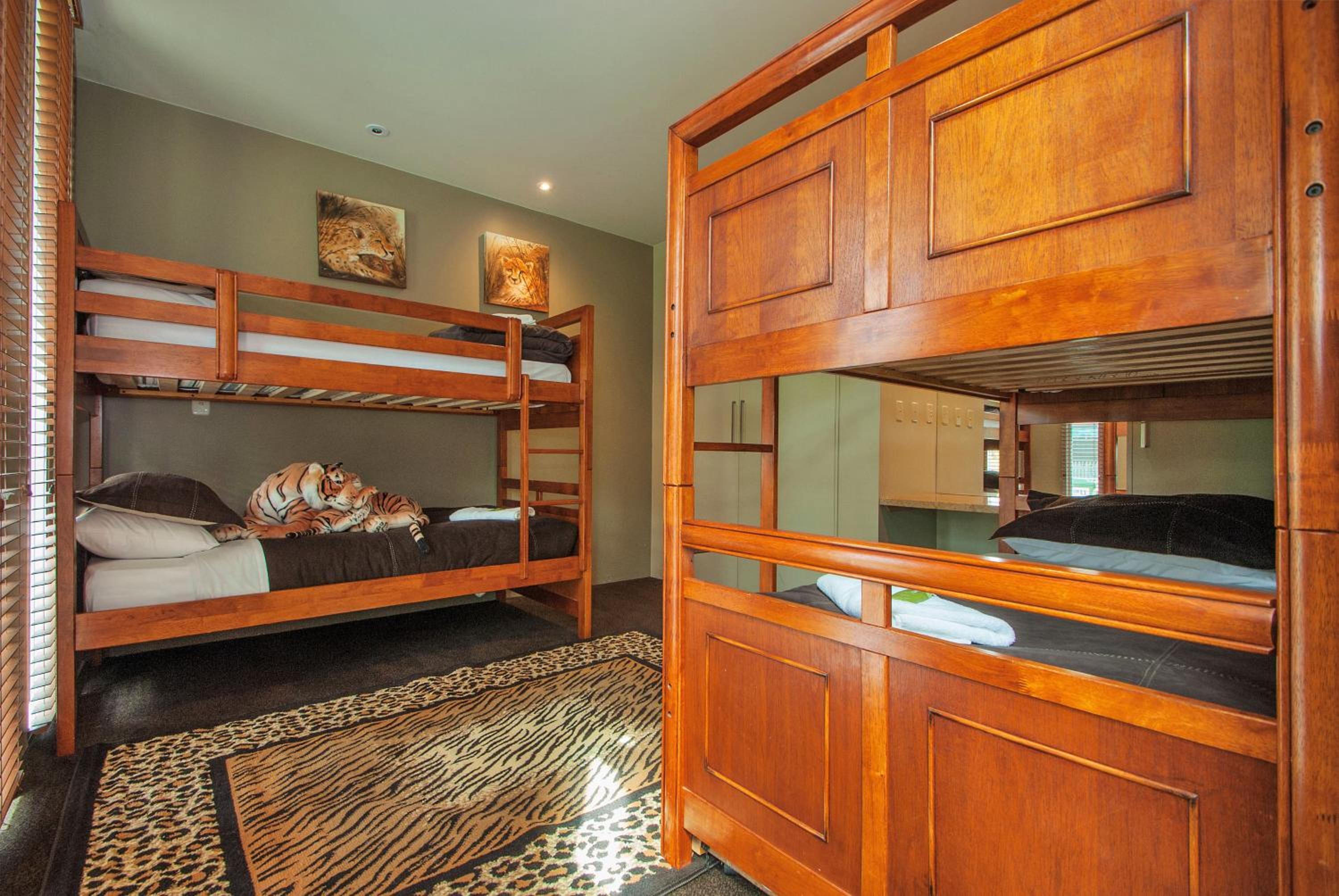 Centenary Peaks Riverview Townhouses Bright
