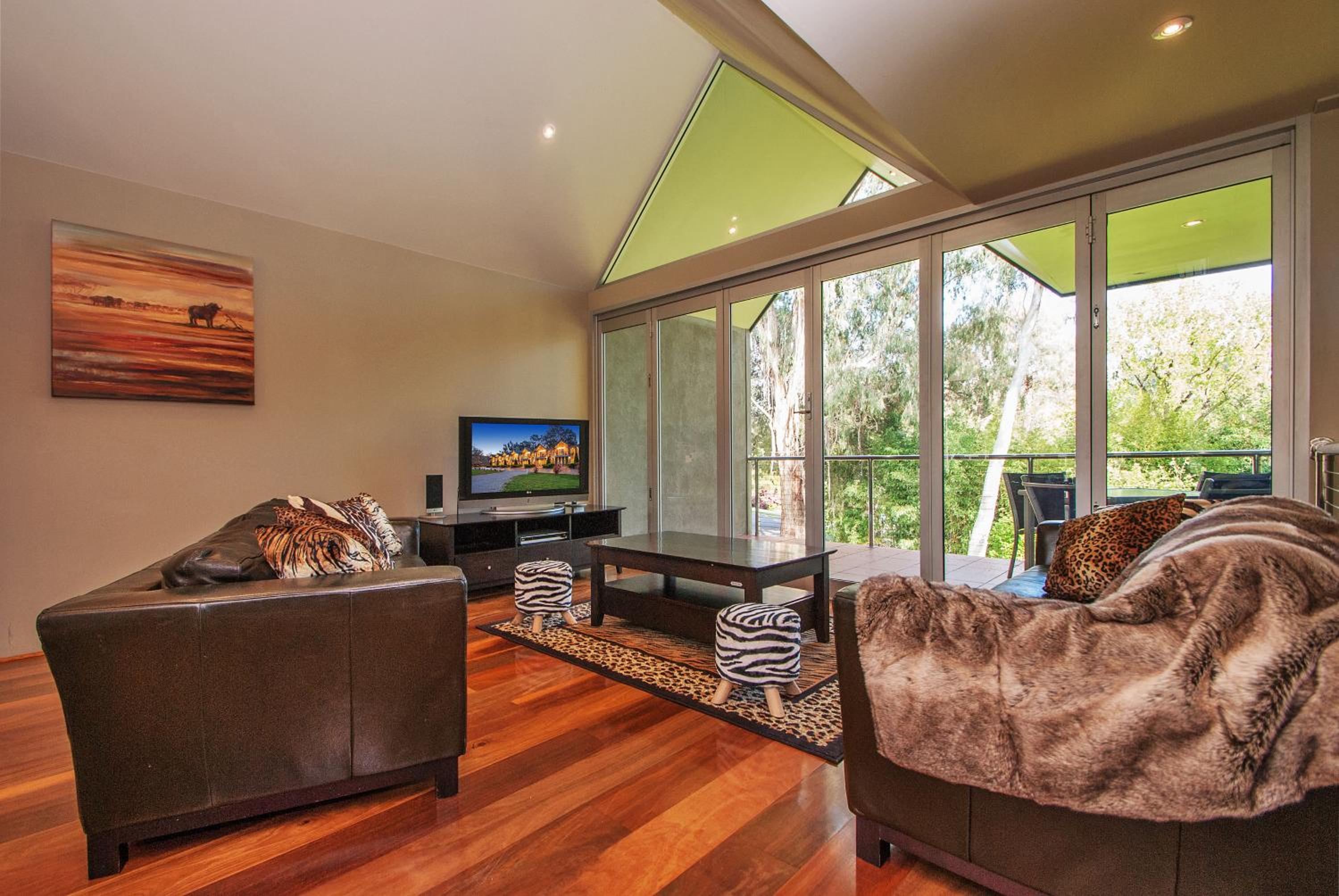 Centenary Peaks Riverview Townhouses Bright