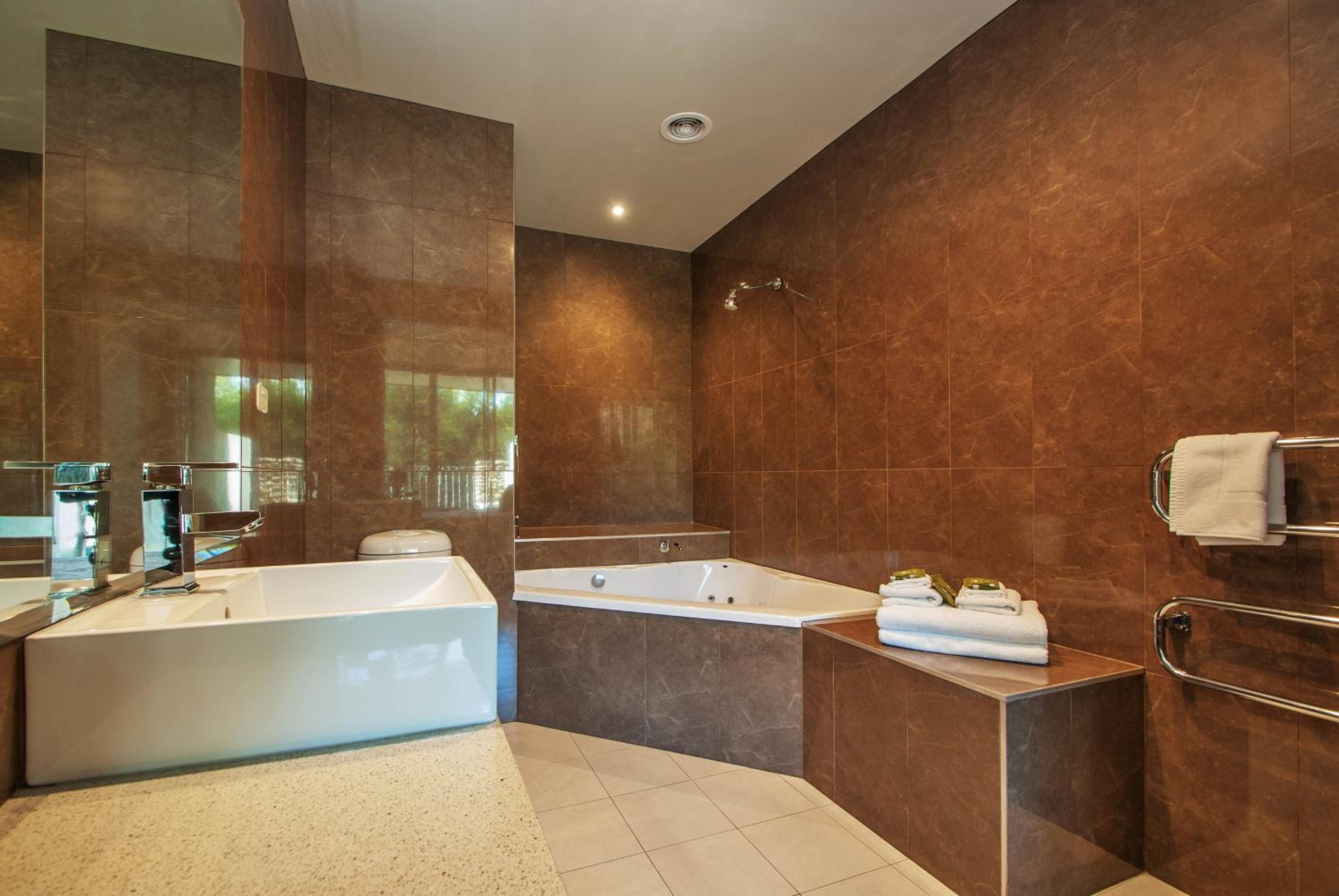 Centenary Peaks Riverview Townhouses Bright