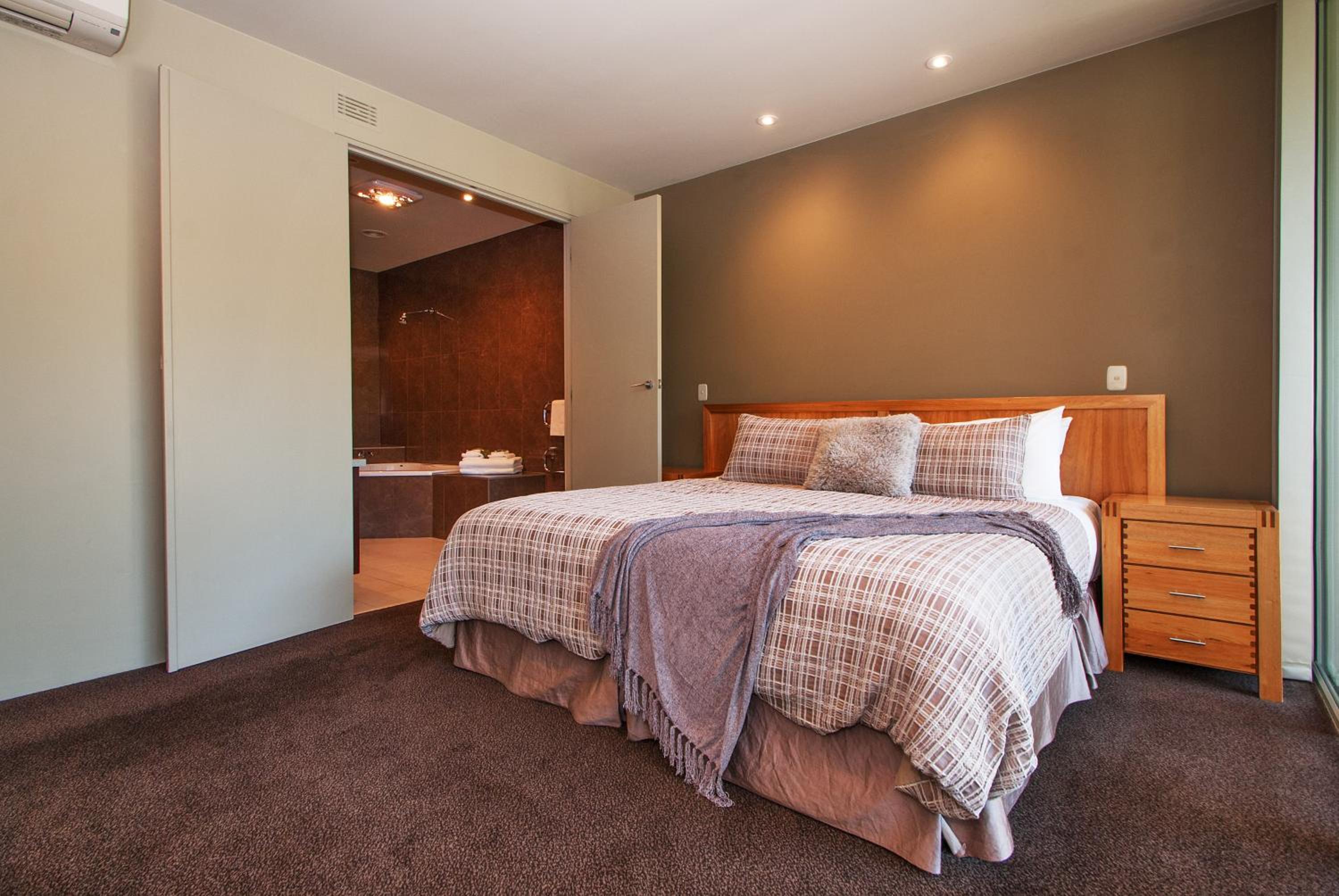 Centenary Peaks Riverview Townhouses Bright