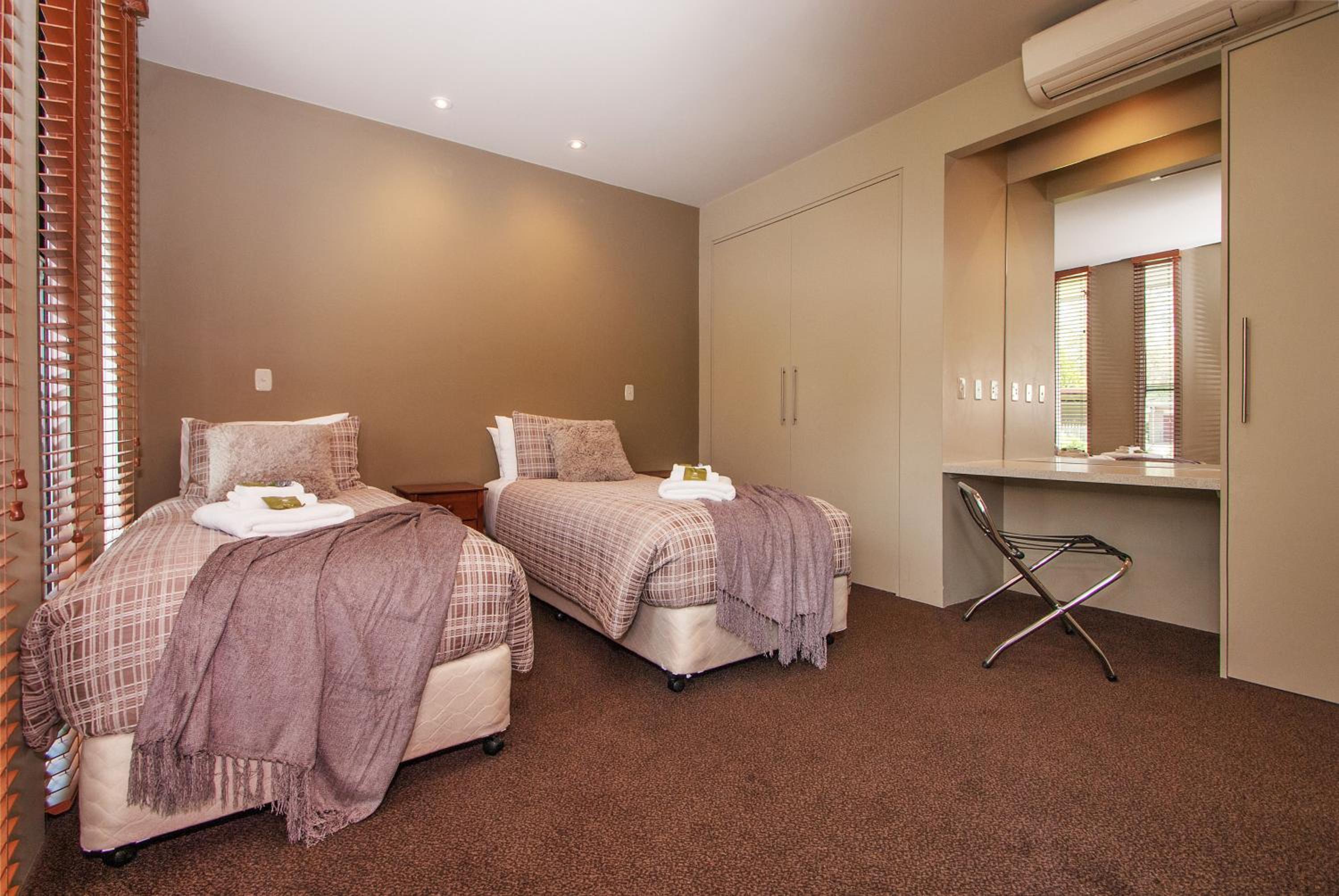 Centenary Peaks Riverview Townhouses Bright