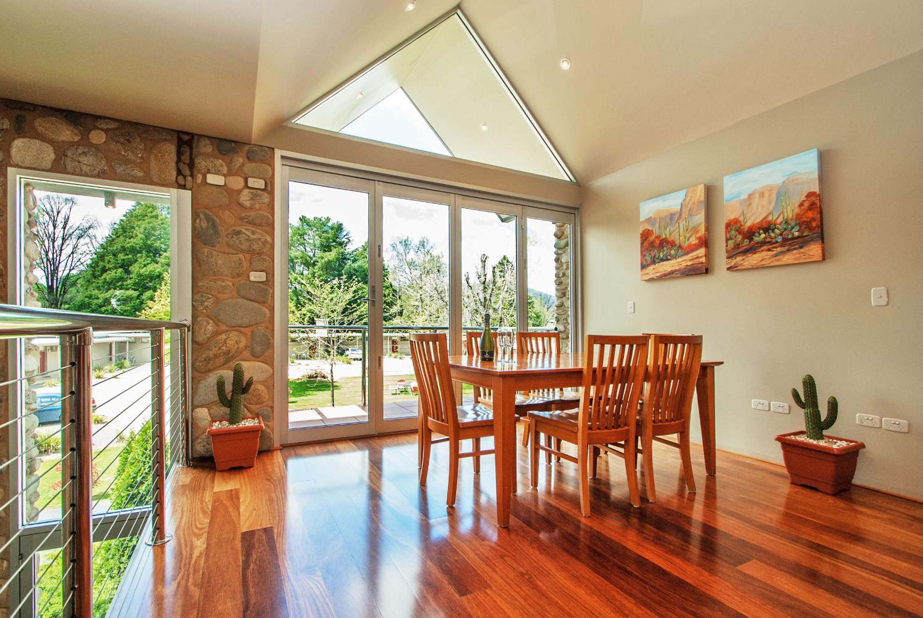 Centenary Peaks Riverview Townhouses Bright