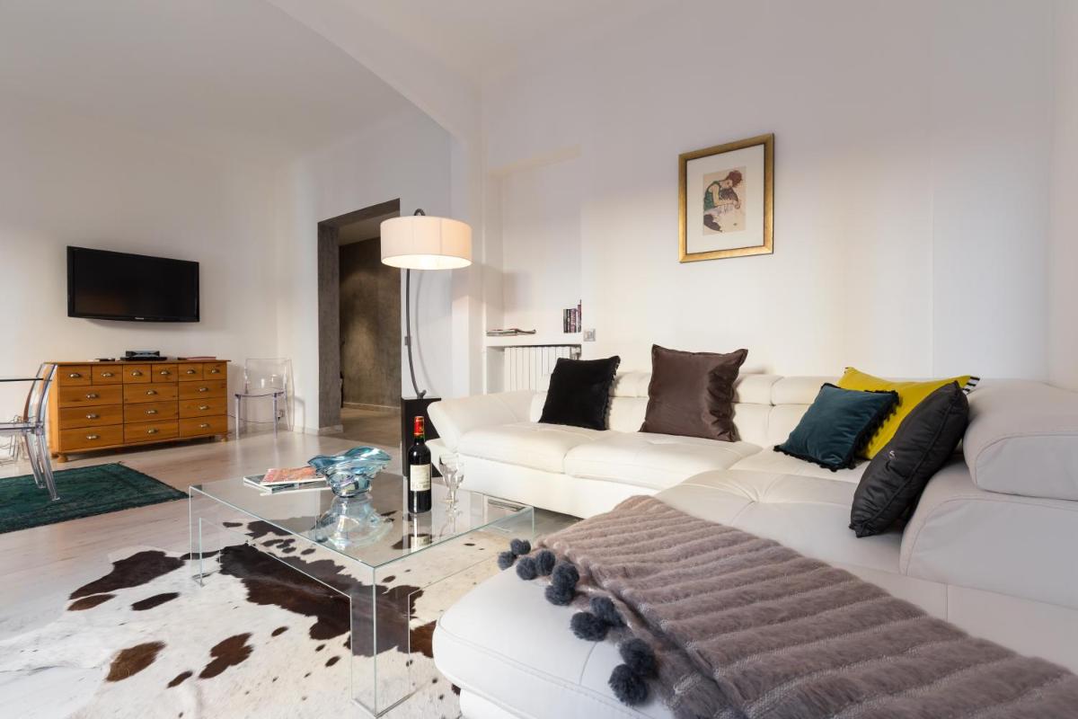 Centrally located modern 2 Bed apartment in Cannes with aircon and high ceilings and modern design 696 photo 3