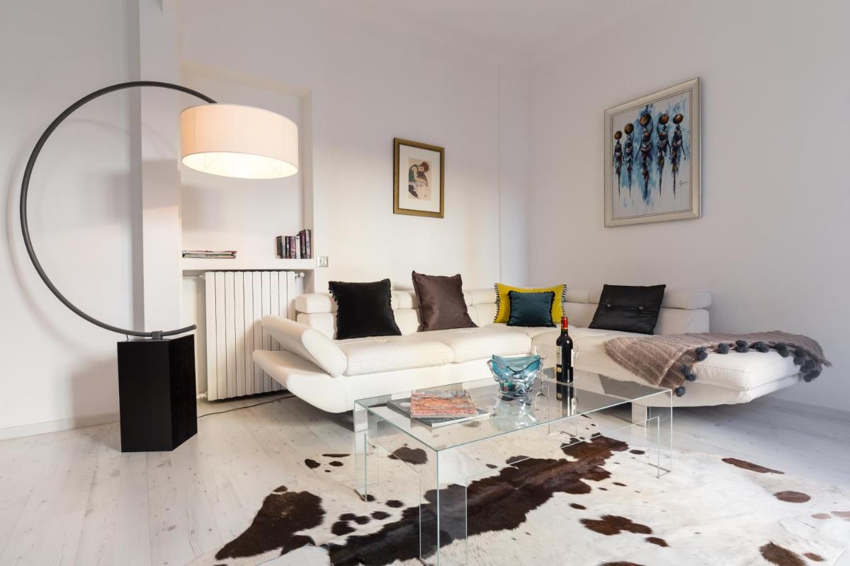 Centrally located modern 2 Bed apartment in Cannes with aircon and high ceilings and modern design 696 photo 2