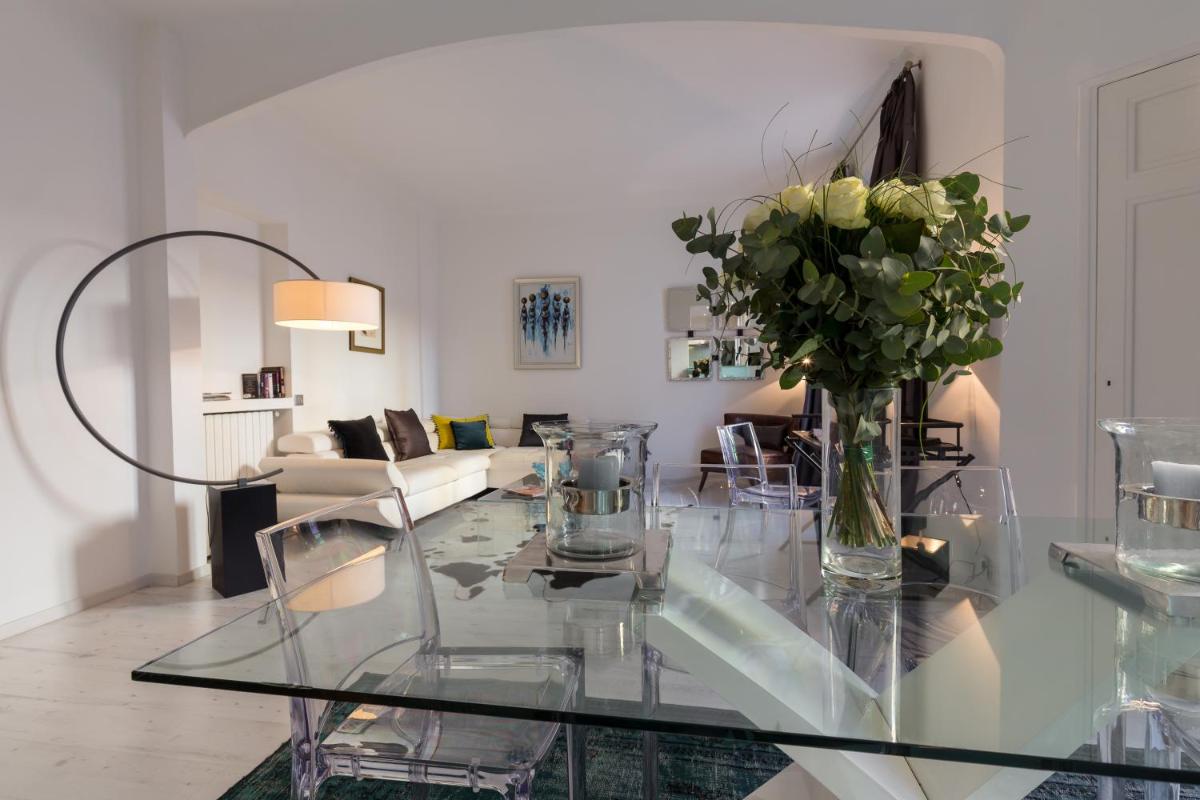 Centrally located modern 2 Bed apartment in Cannes with aircon and high ceilings and modern design 696 photo 4