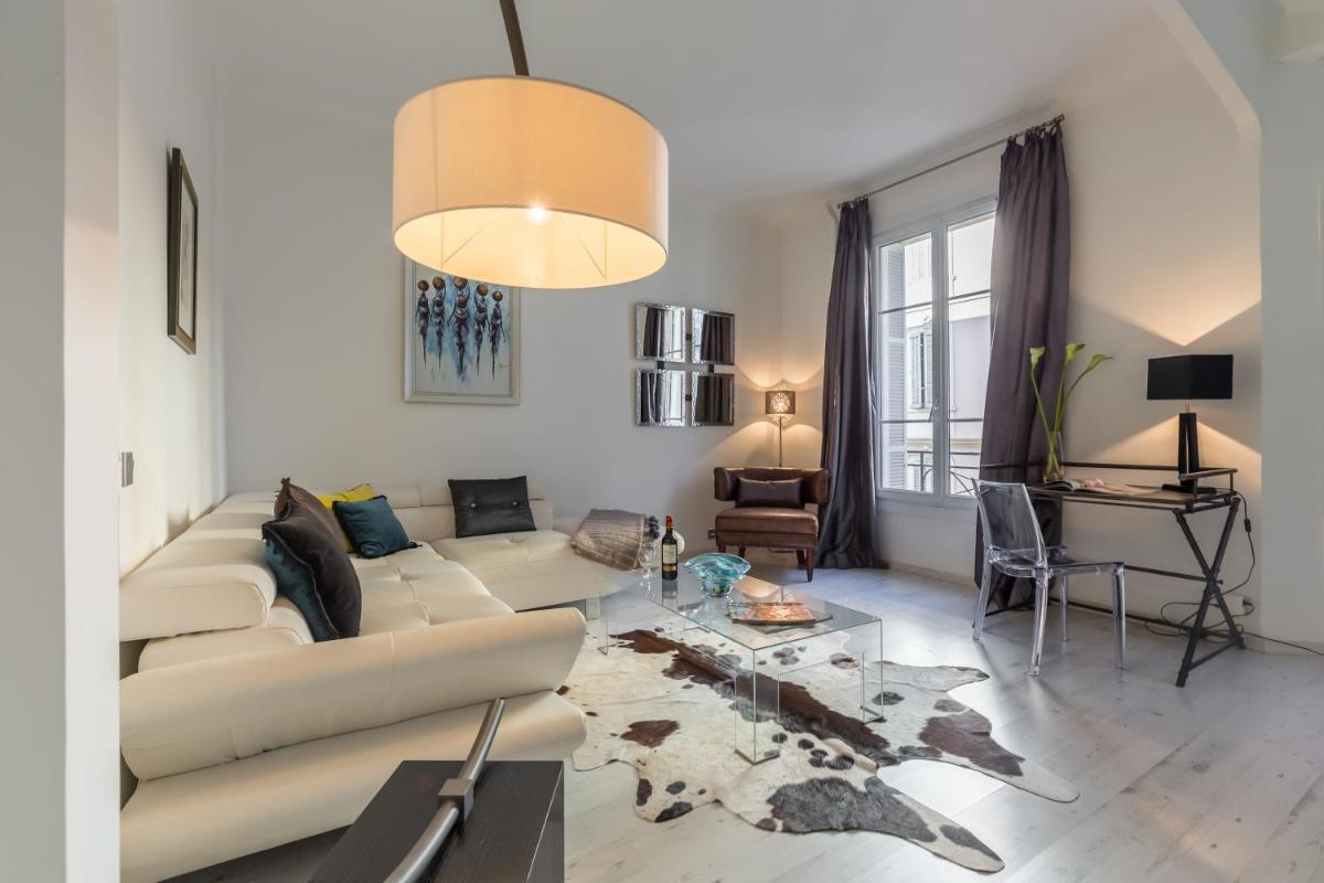 Centrally located modern 2 Bed apartment in Cannes with aircon and high ceilings and modern design 696 photo 1