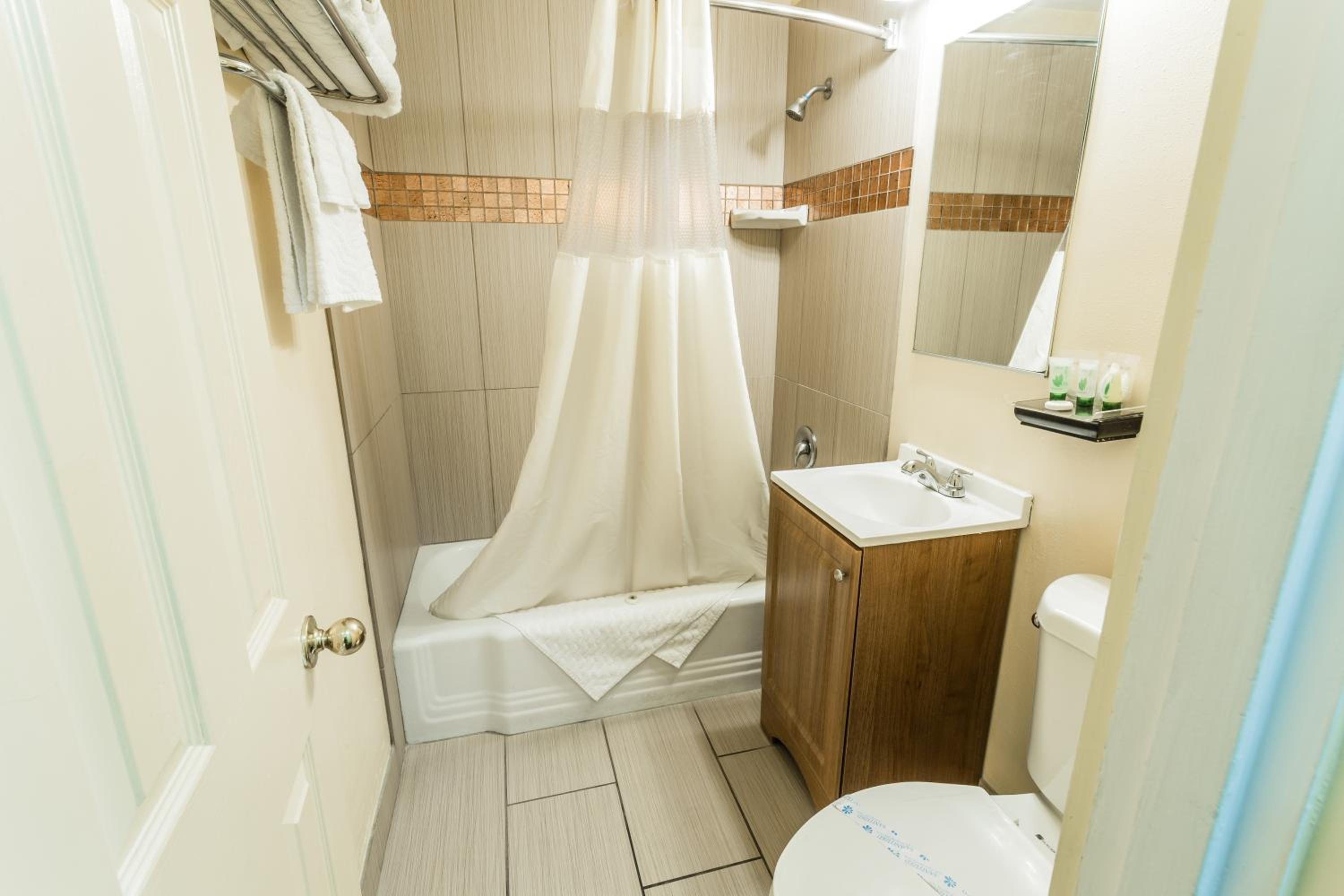 Medford Vacations - Budget Inn of America - Property Image 2