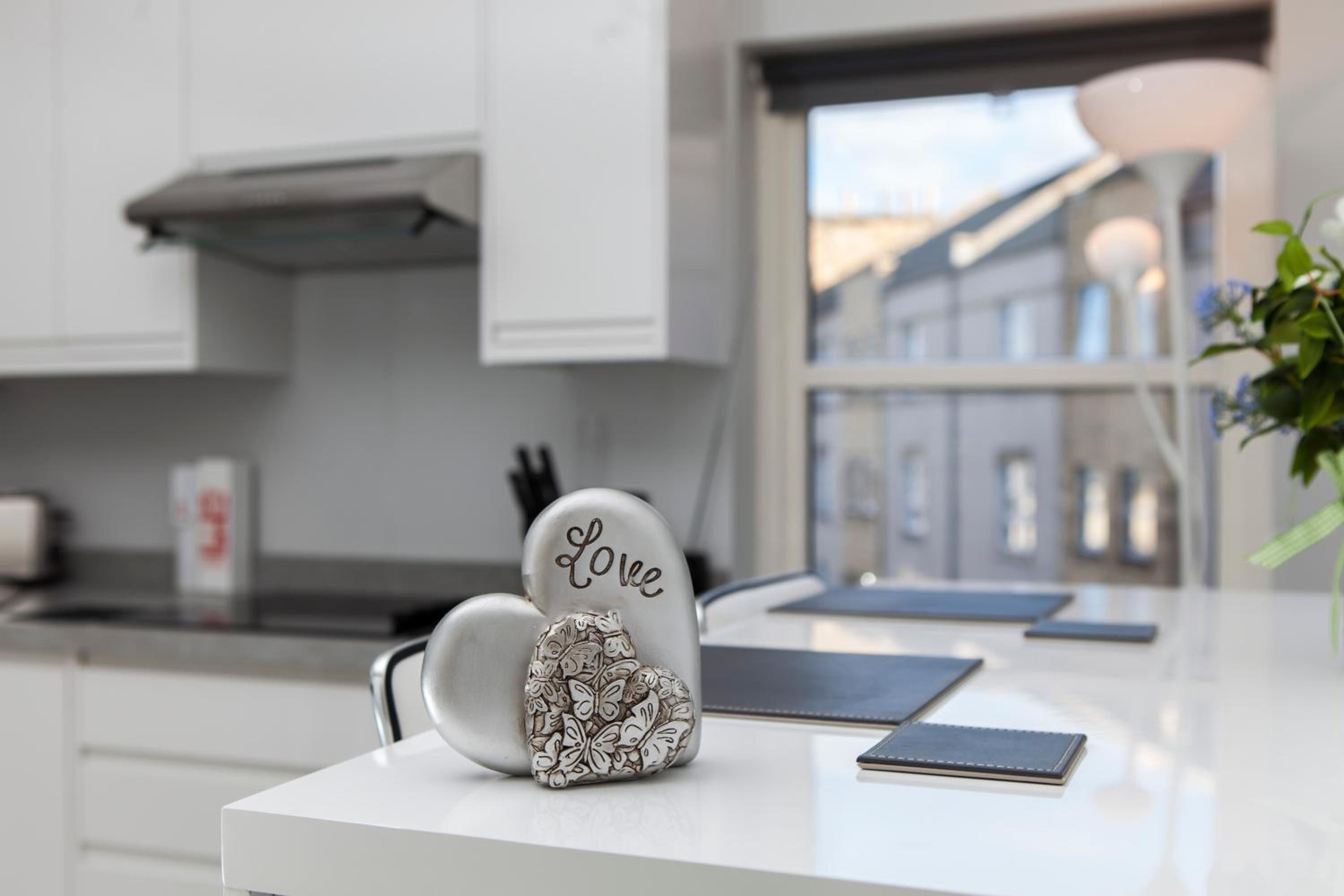 amazing apartments - Annandale St near The Playhouse - Free Parking view 3