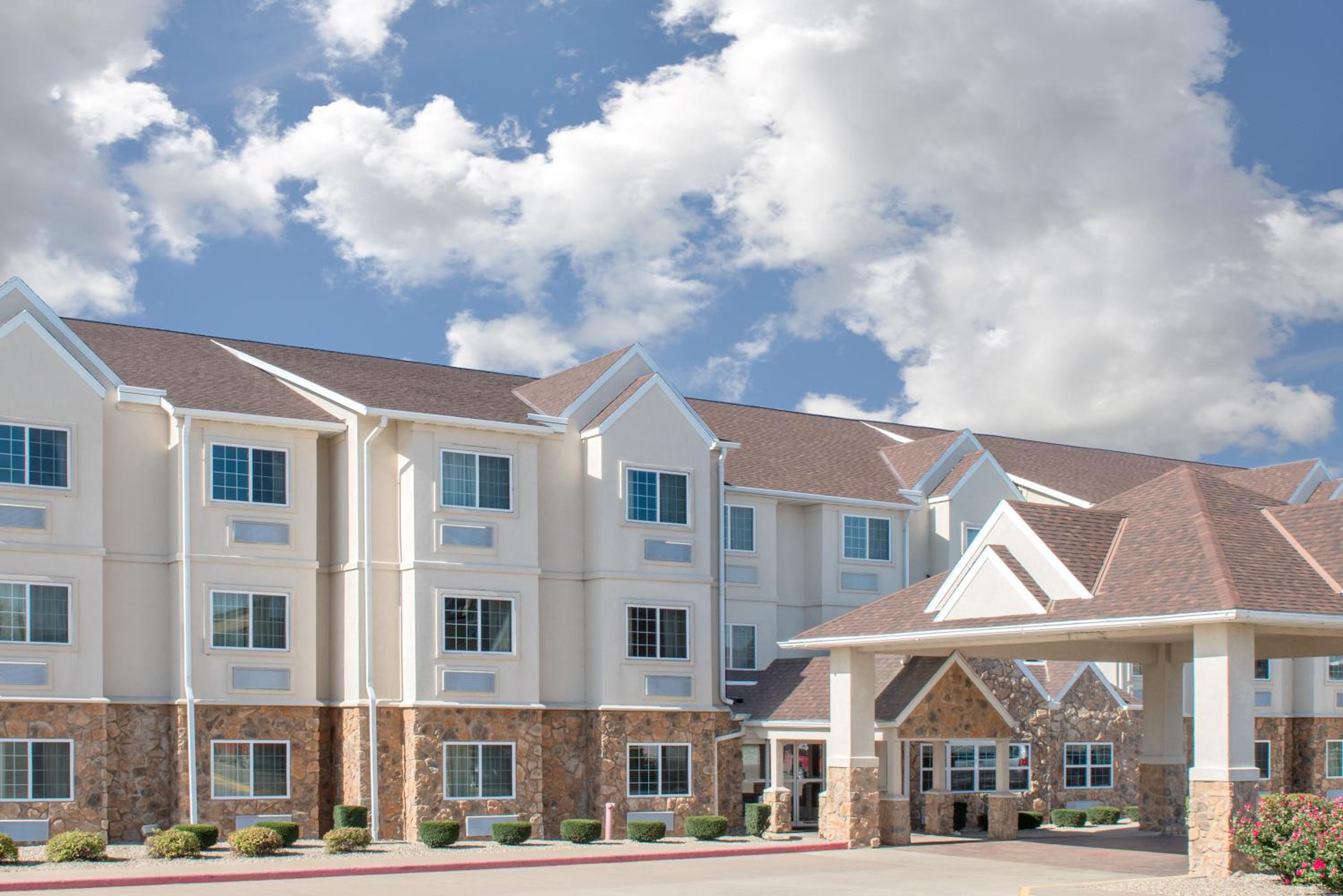 Quincy Vacations - Microtel Inn  Suites by Wyndham Quincy Downtown - River Area - Property Image 4
