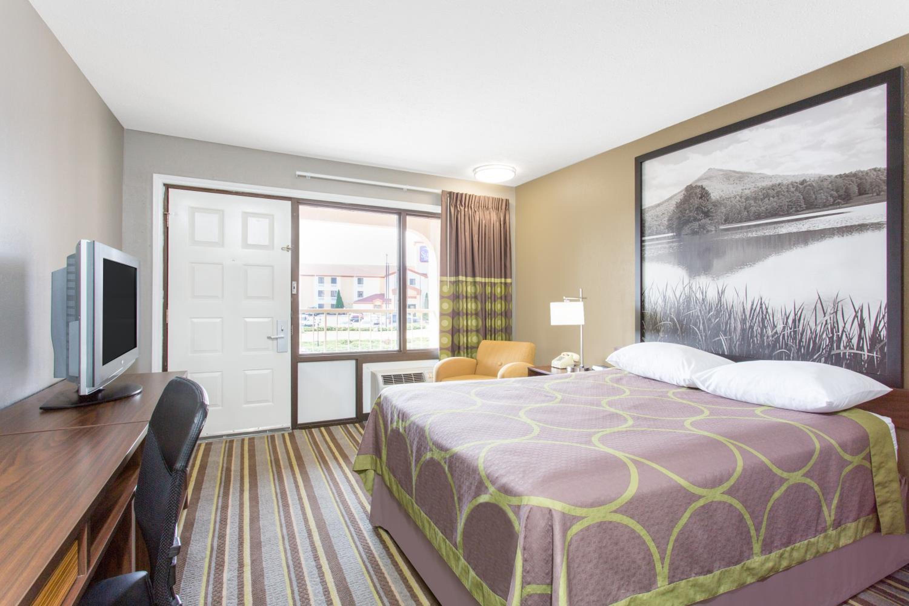 Wytheville Vacations - Super 8 by Wyndham Wytheville - Property Image 36