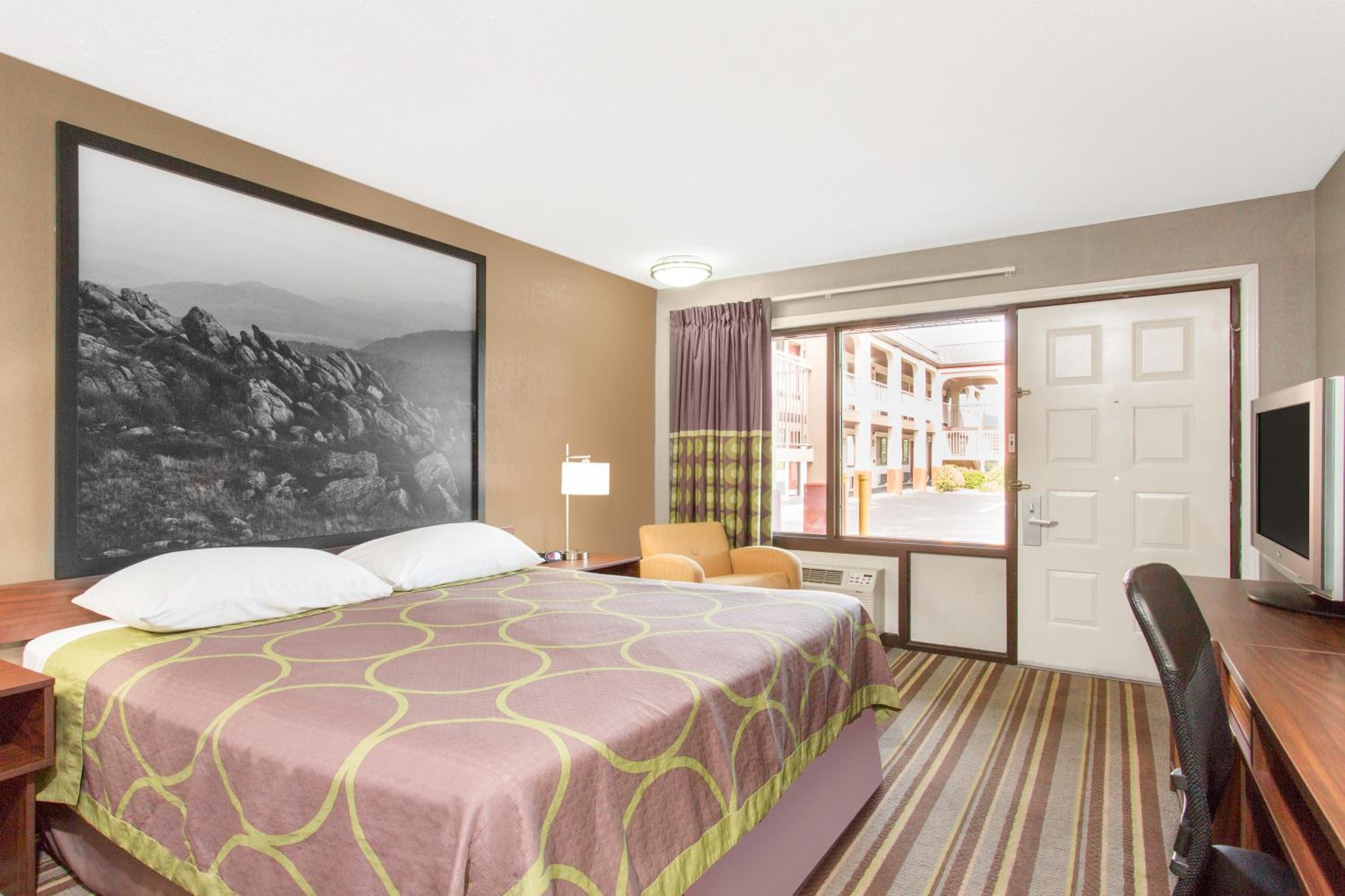 Wytheville Vacations - Super 8 by Wyndham Wytheville - Property Image 38