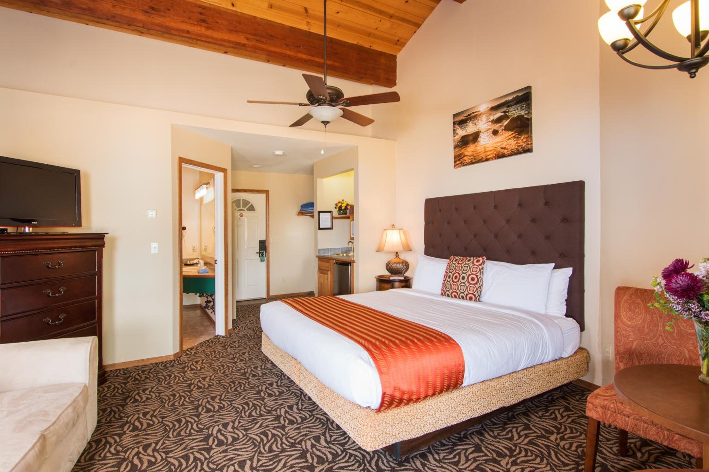 Mourelatos Lakeshore Resort - Property Image 5