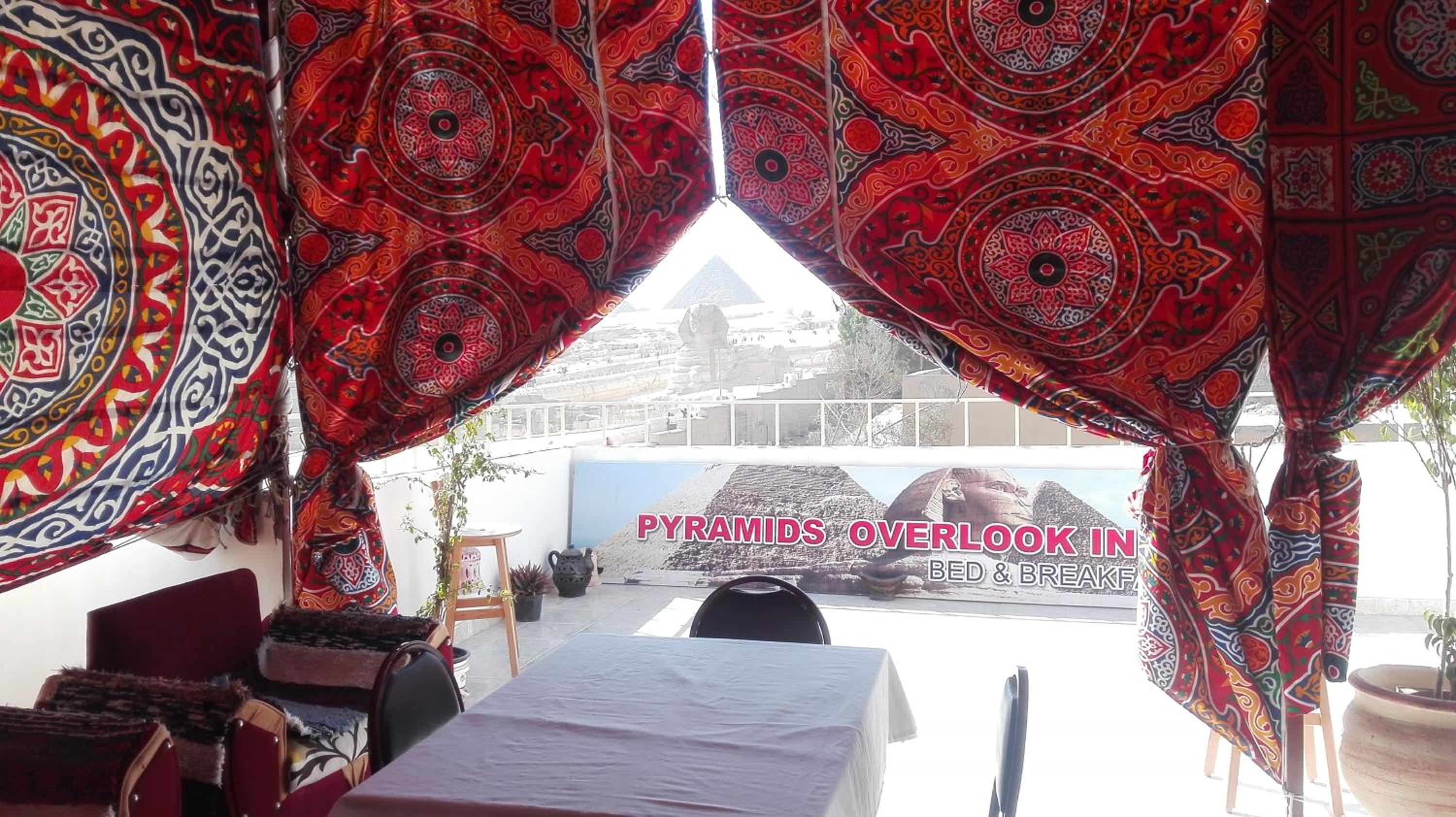 Pyramids Overlook Inn