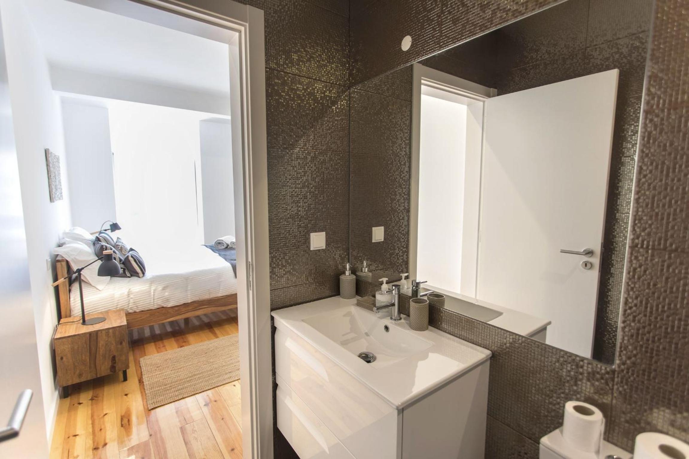 Cais Apartment River View by LovelyStay view 5