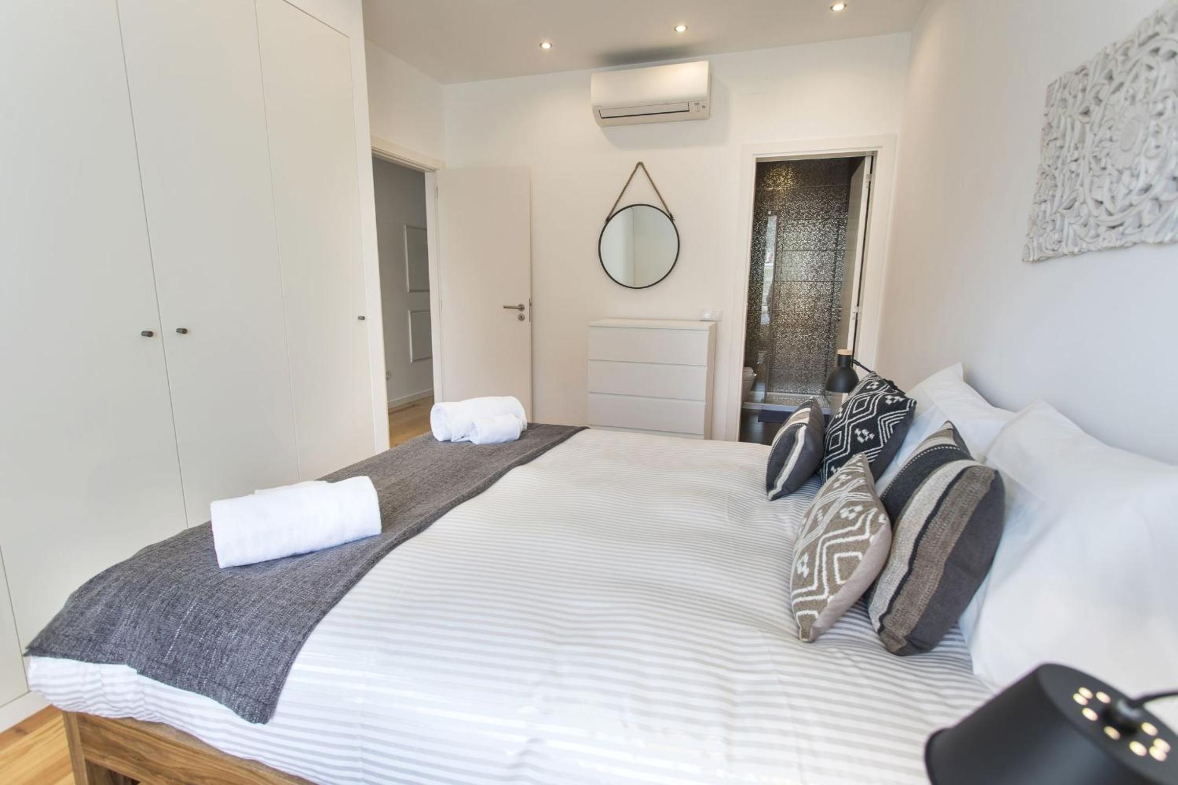 Cais Apartment River View by LovelyStay view 3