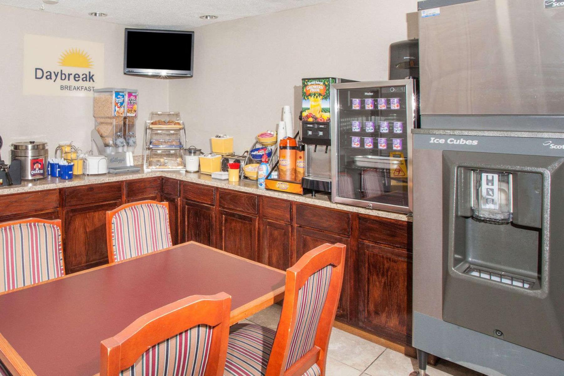 Fort Wayne Vacations - Days Inn by Wyndham Fort Wayne - Property Image 20