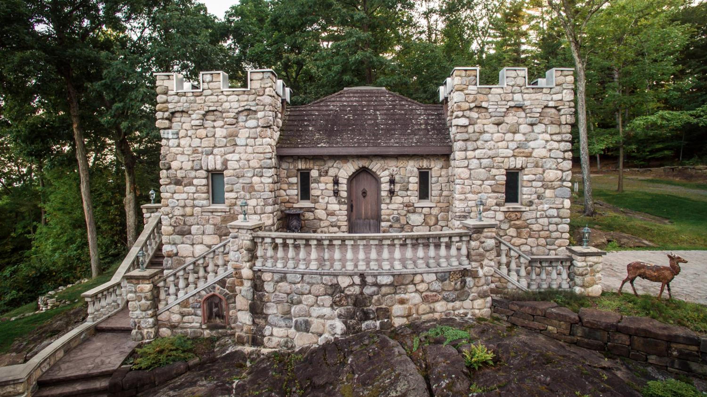 HIGHLANDS CASTLE overlooking Lake George plus 2 other CASTLES & SUITES