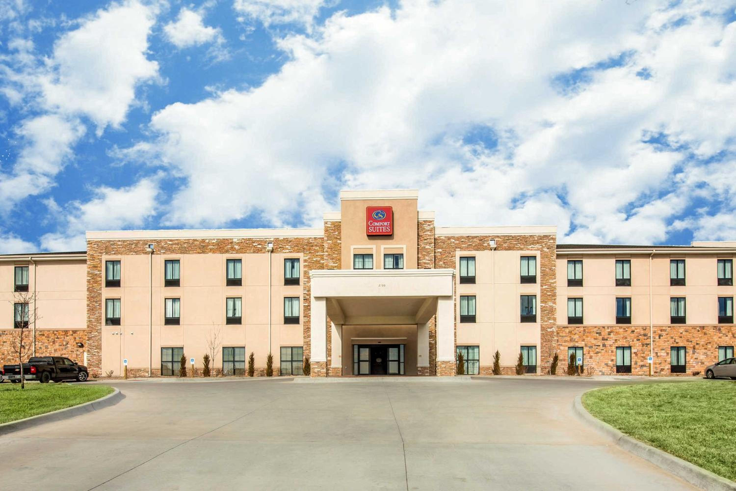 Dodge City Vacations - Comfort Suites - Dodge City - Property Image 2