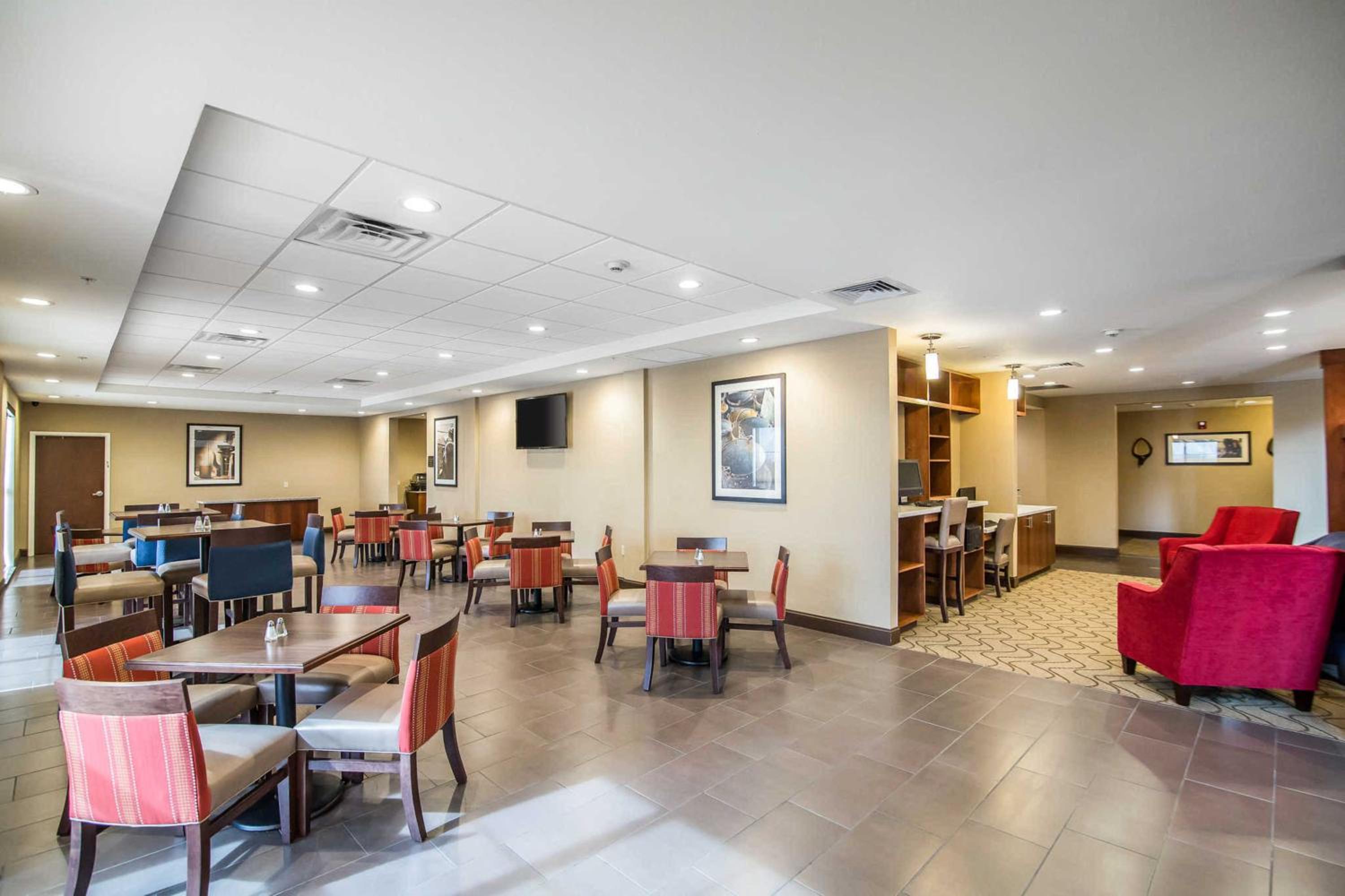 Dodge City Vacations - Comfort Suites - Dodge City - Property Image 16