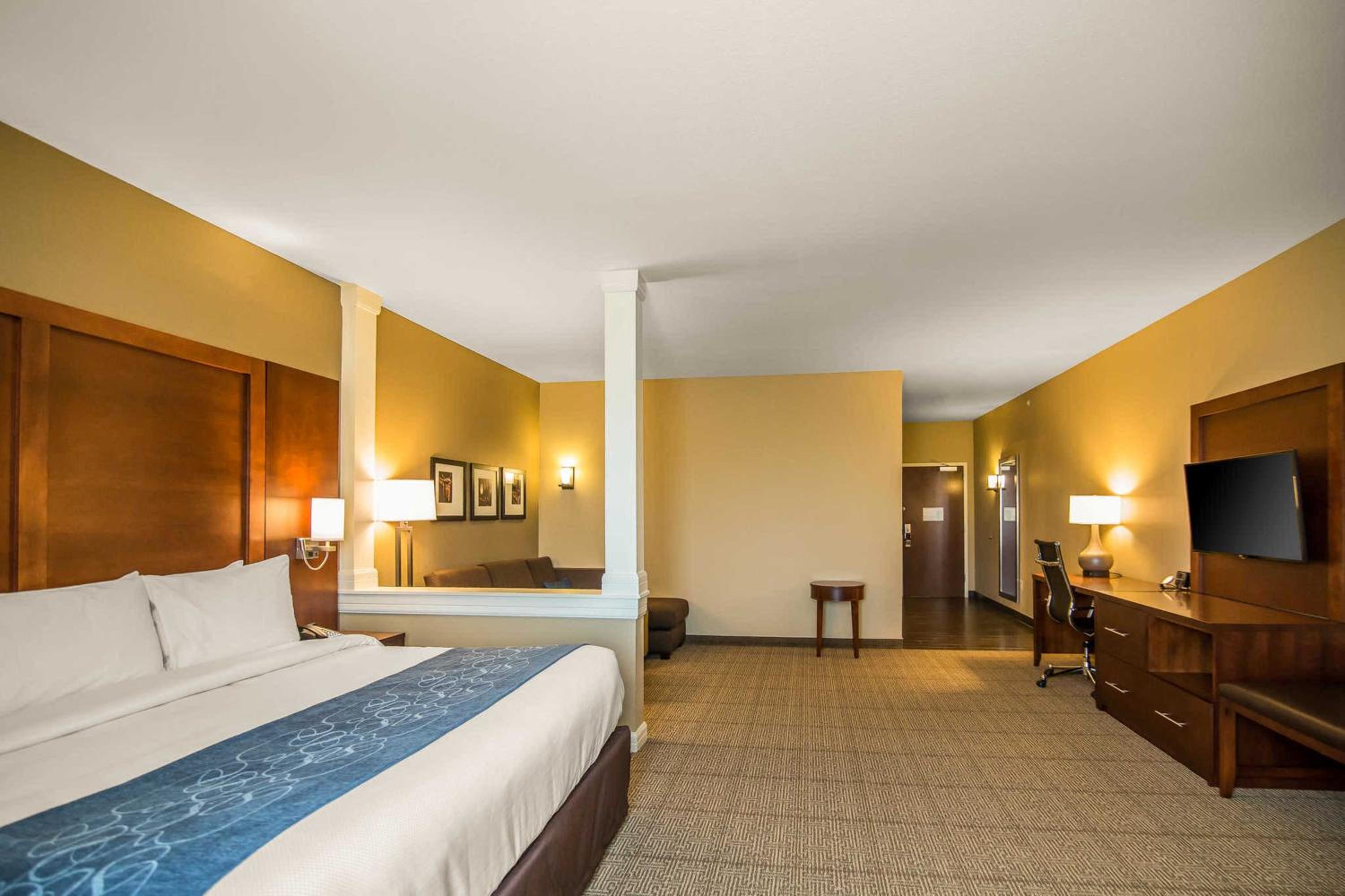 Dodge City Vacations - Comfort Suites - Dodge City - Property Image 2