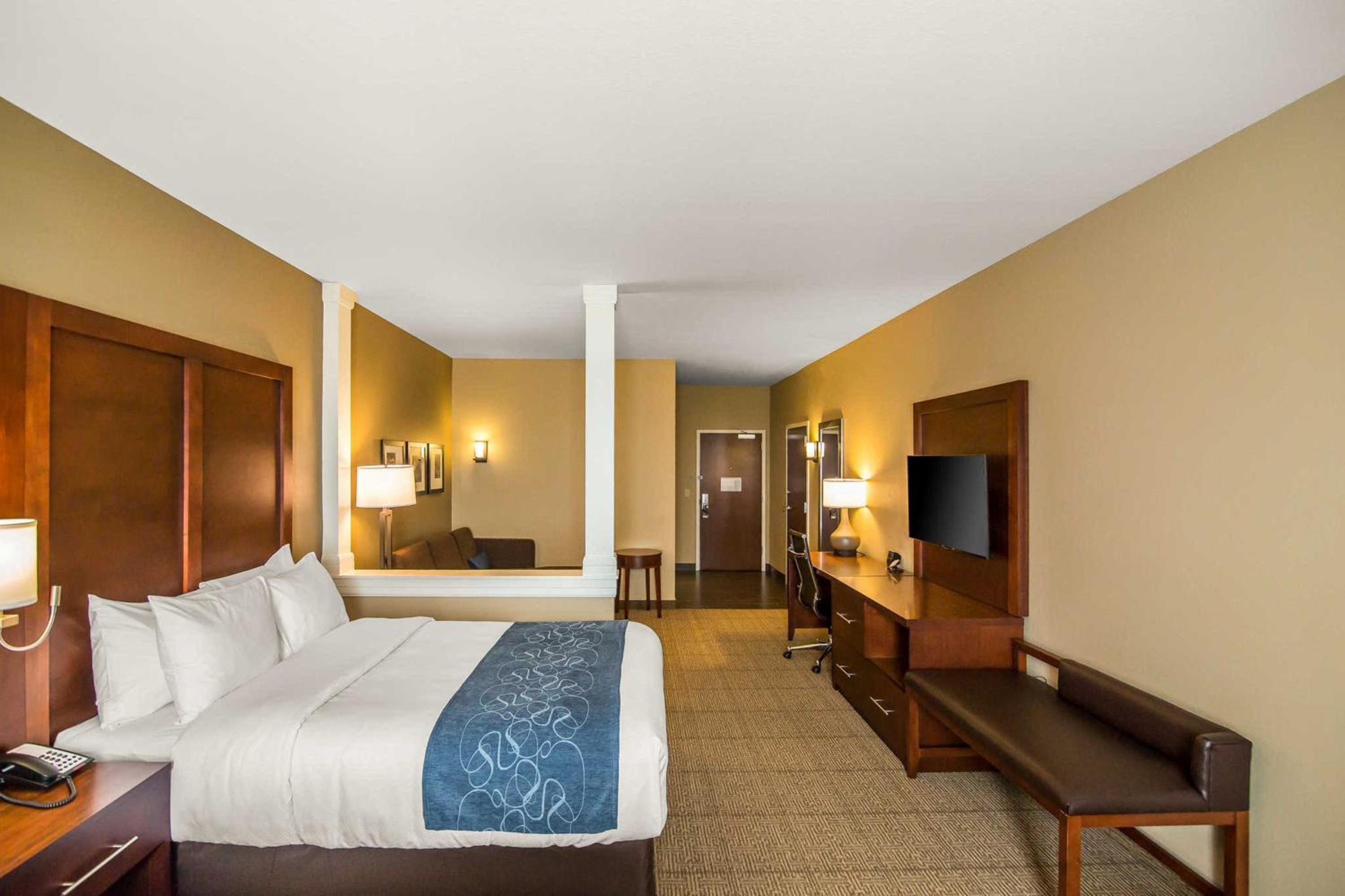 Dodge City Vacations - Comfort Suites - Dodge City - Property Image 13