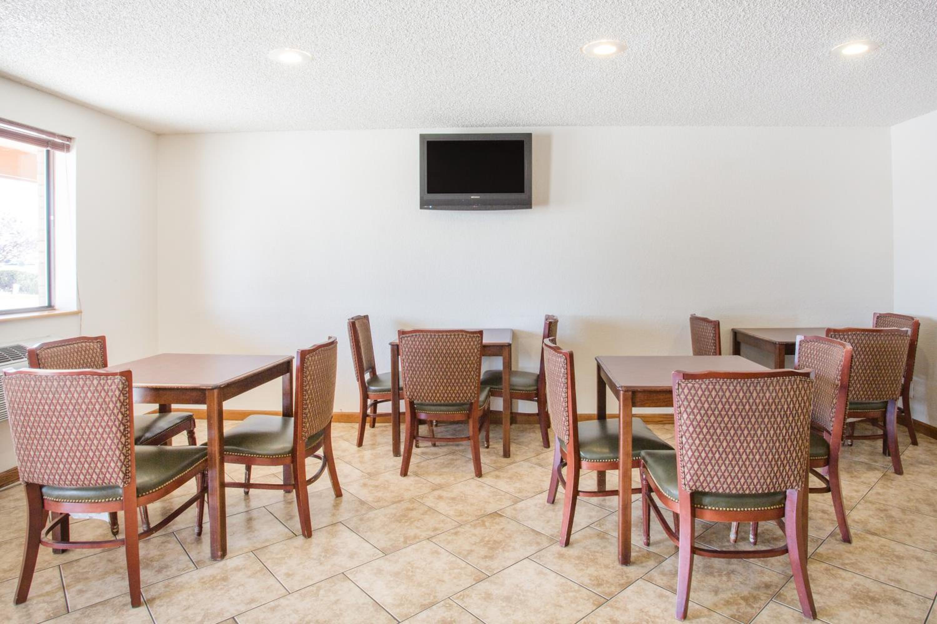 Kingman Vacations - Super 8 by Wyndham Kingman - Property Image 3