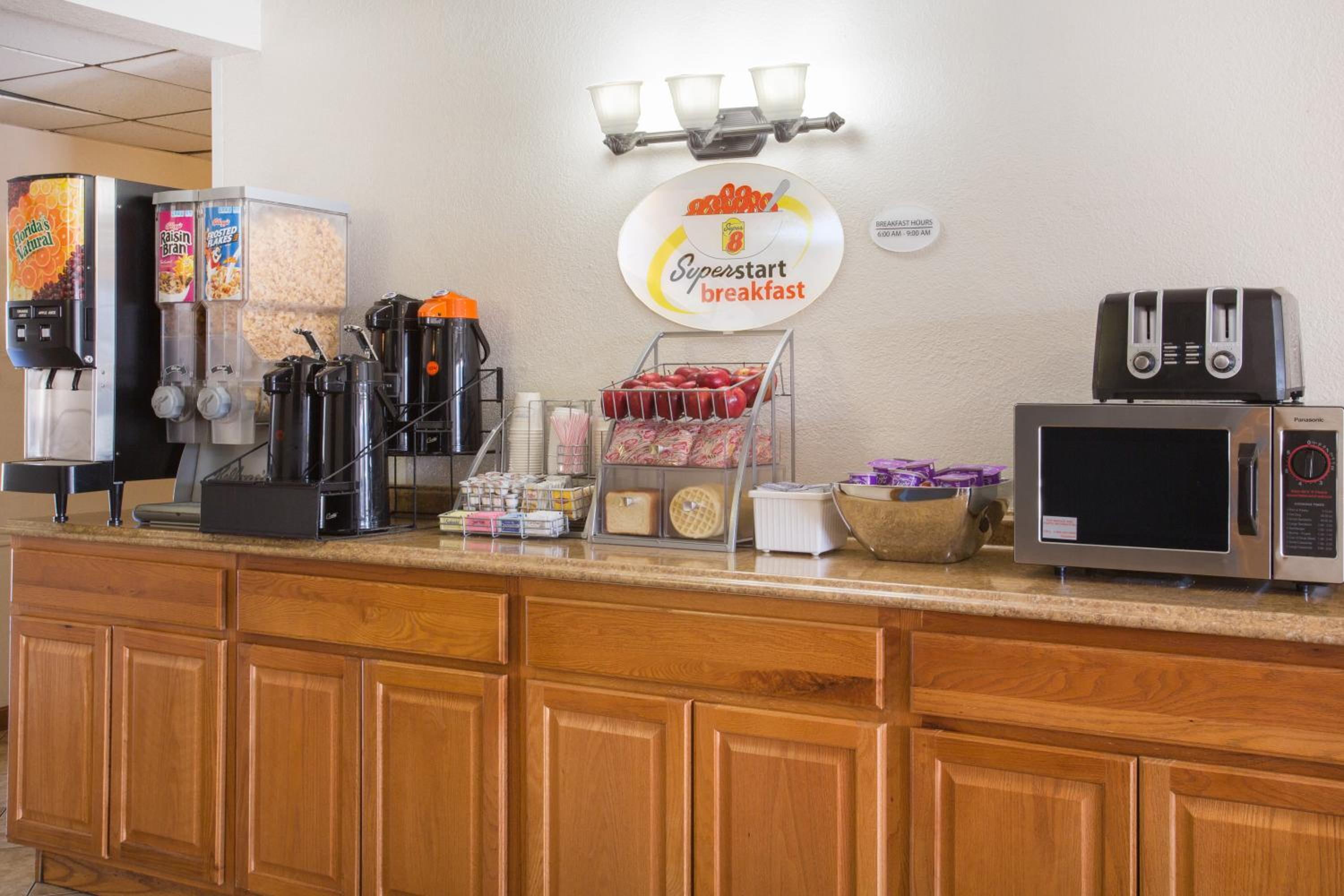 Kingman Vacations - Super 8 by Wyndham Kingman - Property Image 10
