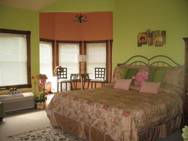 Spruce Hill Inn & Cottages