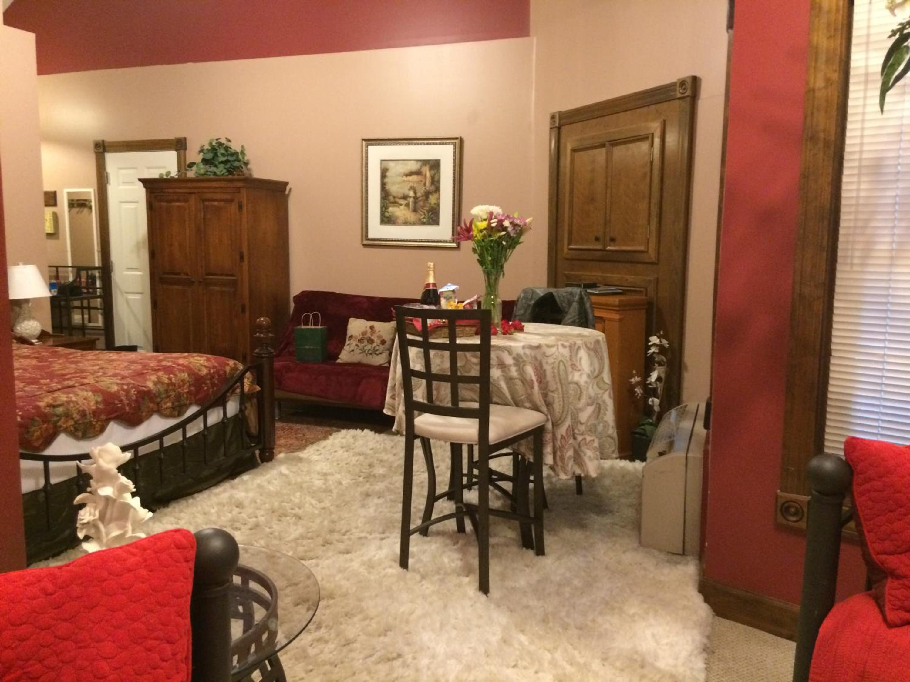 Spruce Hill Inn & Cottages