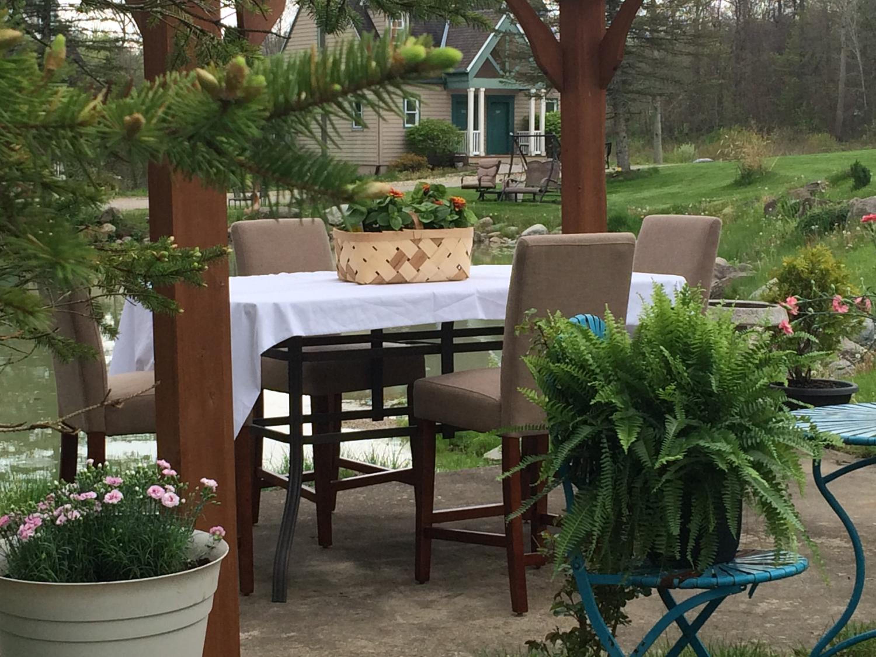 Spruce Hill Inn & Cottages