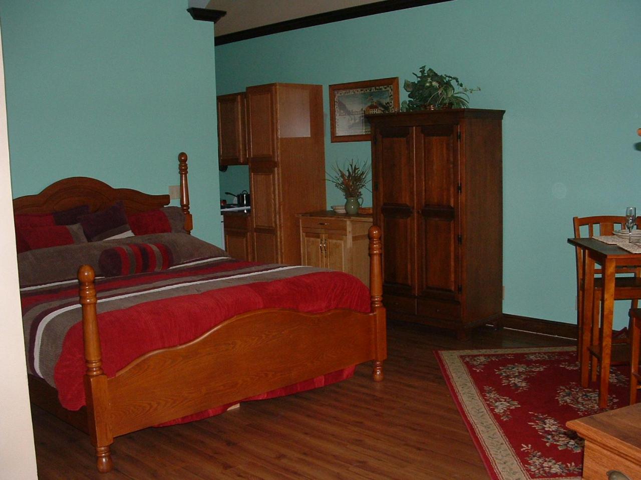 Spruce Hill Inn & Cottages