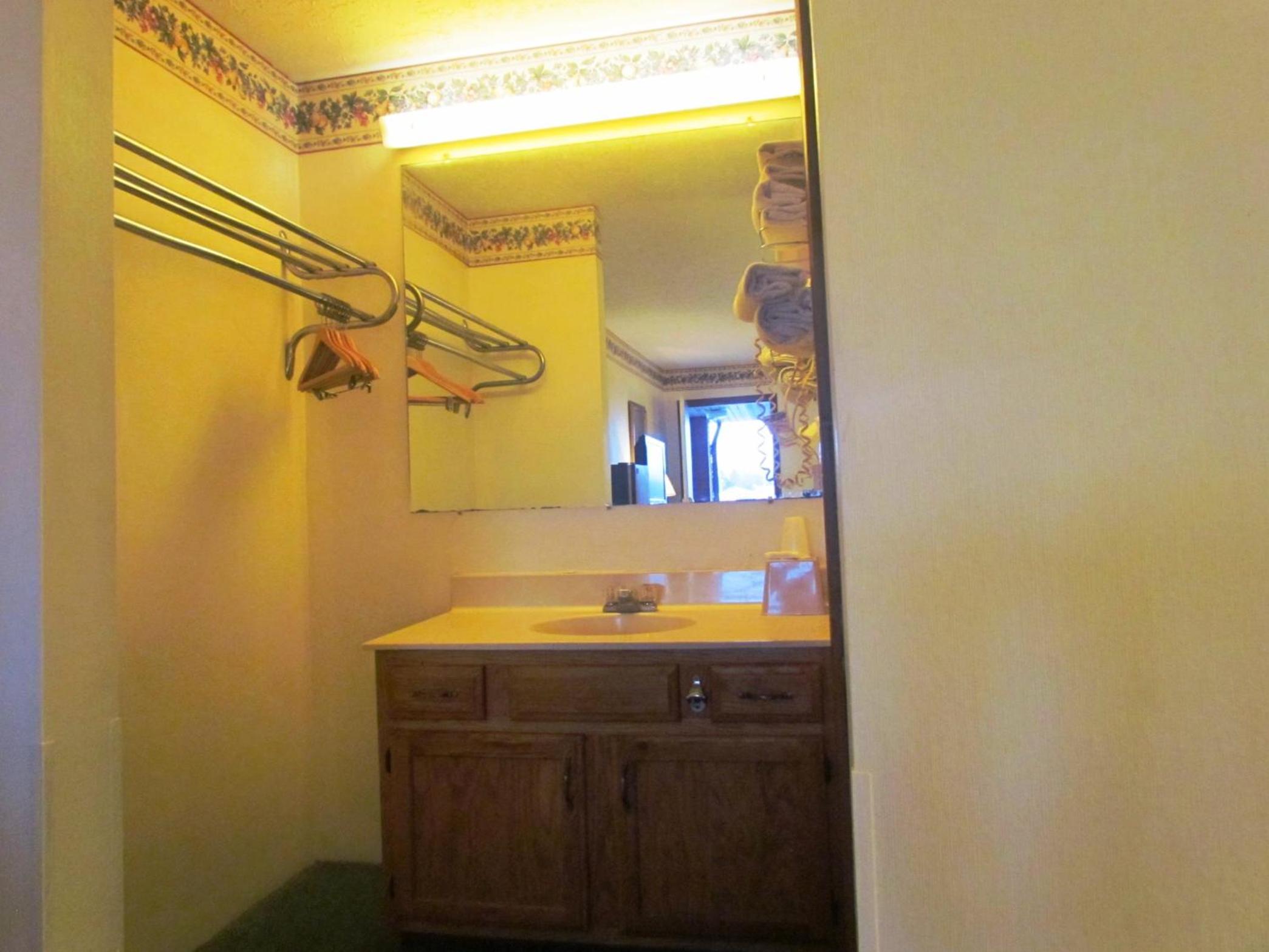 Frankfort Vacations - Travel Inn  Suites - Property Image 8