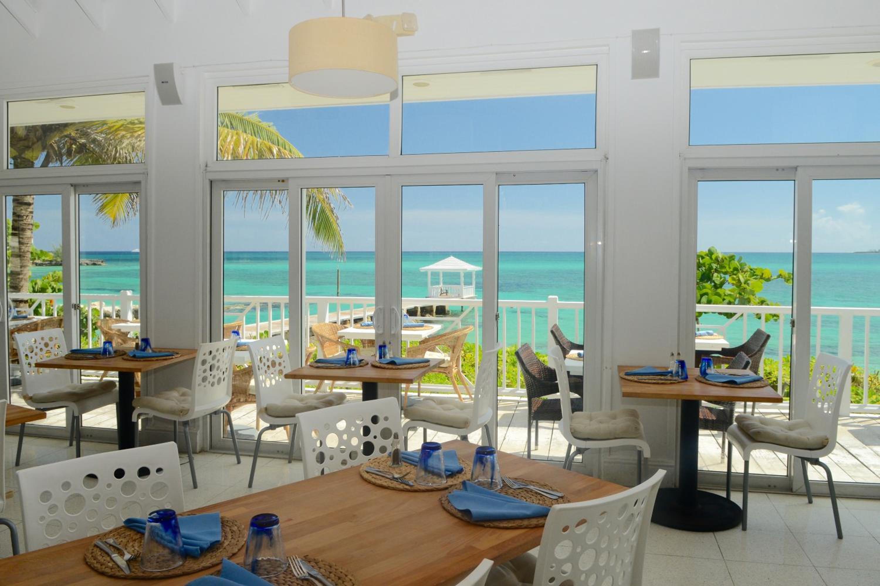 Photo 38 sur 58 de Sandyport Beach Resort