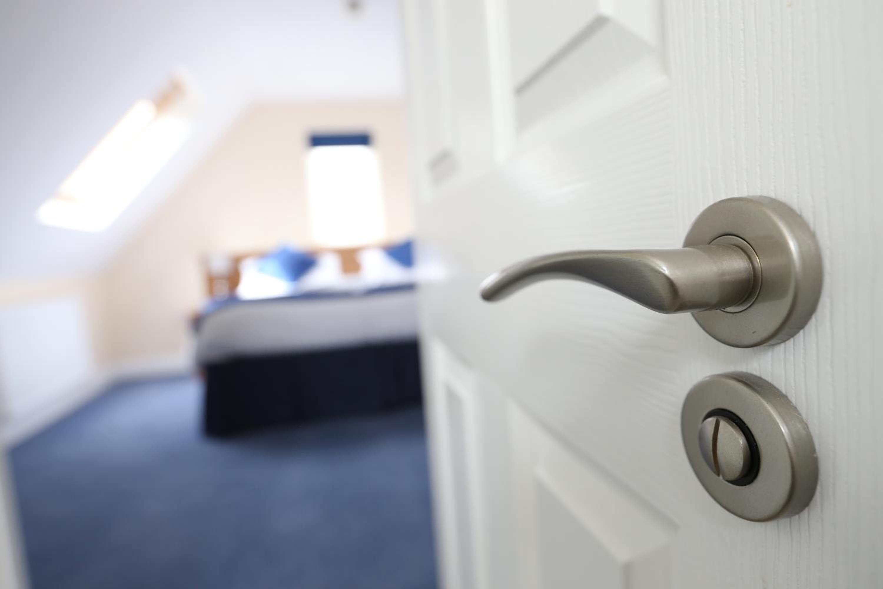 Horley Vacations - Corner House Hotel Gatwick with bookable Holiday parking - Property Image 9