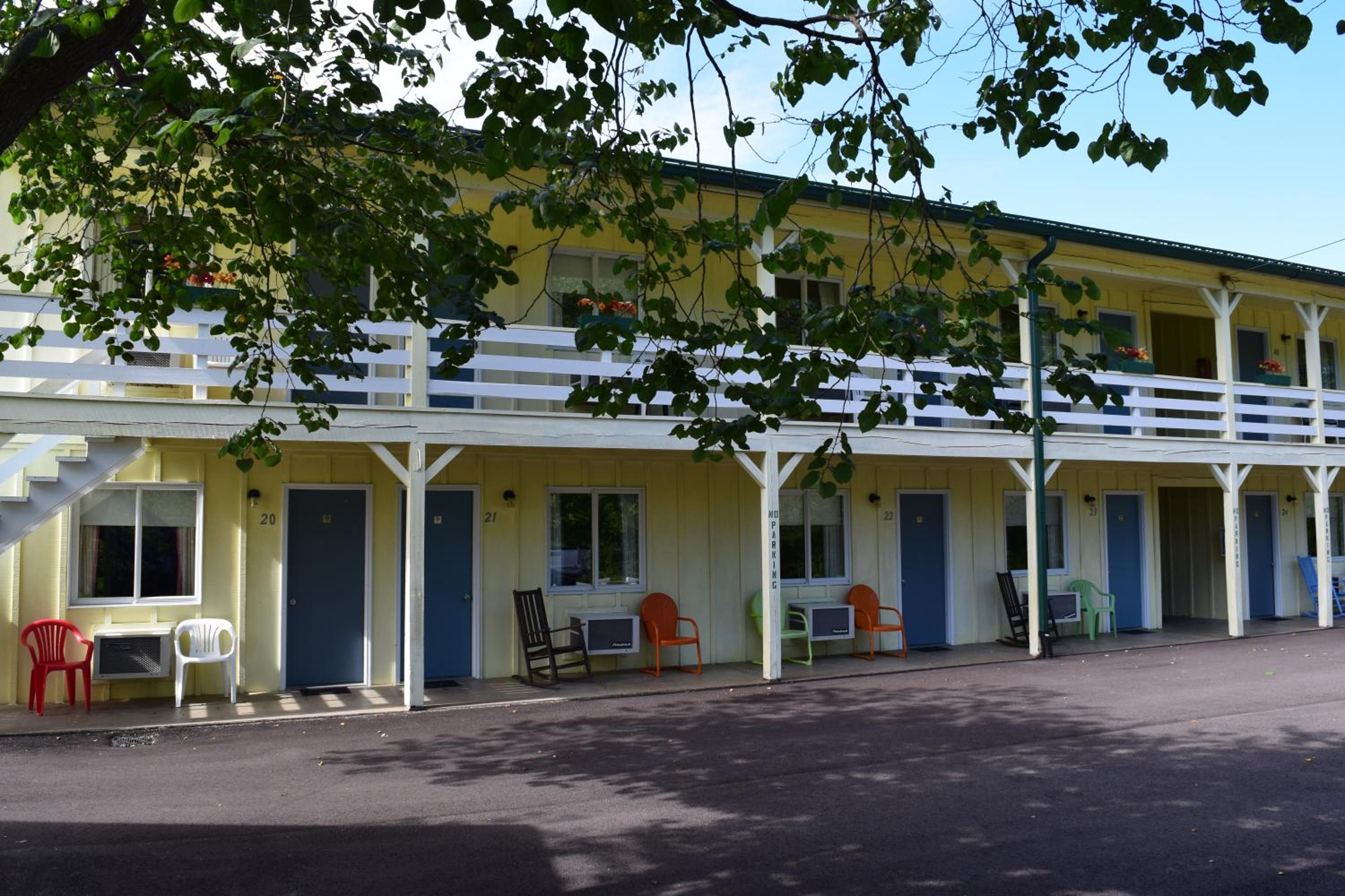 Bloomington Vacations - Green Valley Motor Lodge - Property Image 3