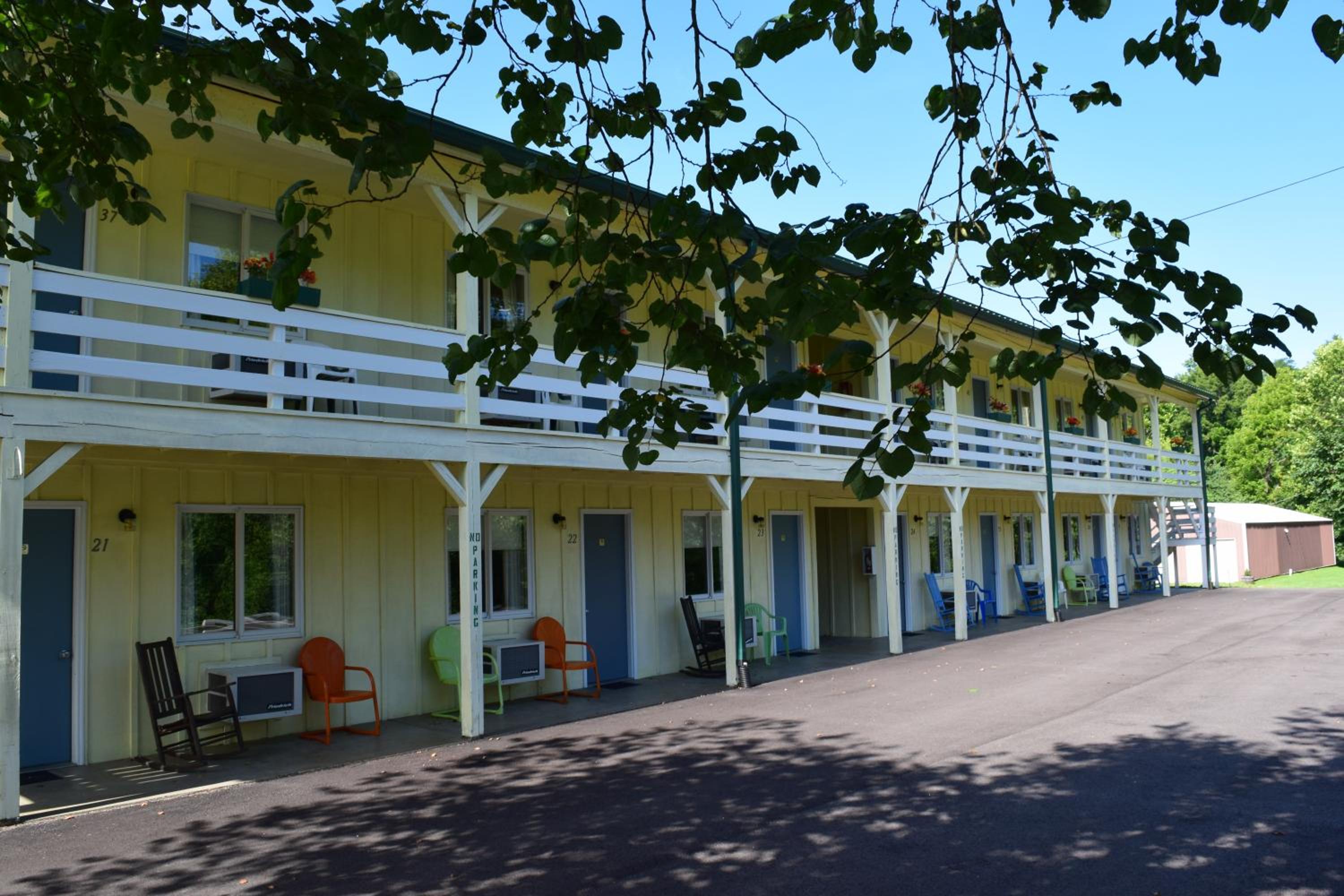 Bloomington Vacations - Green Valley Motor Lodge - Property Image 4